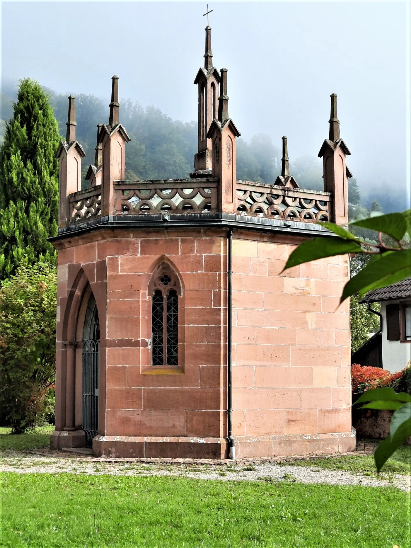 Photo showing: Neugotische Grabkapelle des Friedhofs in Ettenheimmünster.
