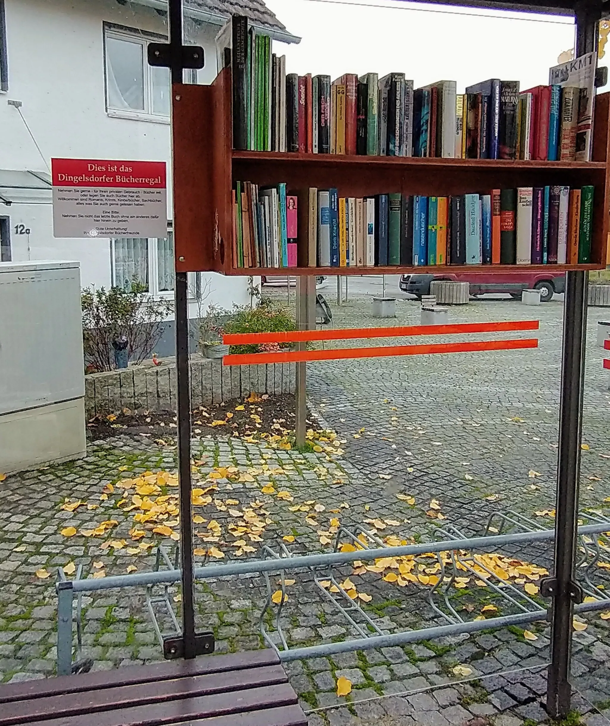 Photo showing: Öffentlicher Bücherregal im Wartebereich einer Bushaltestelle in Dingelsdorf am Bodensee