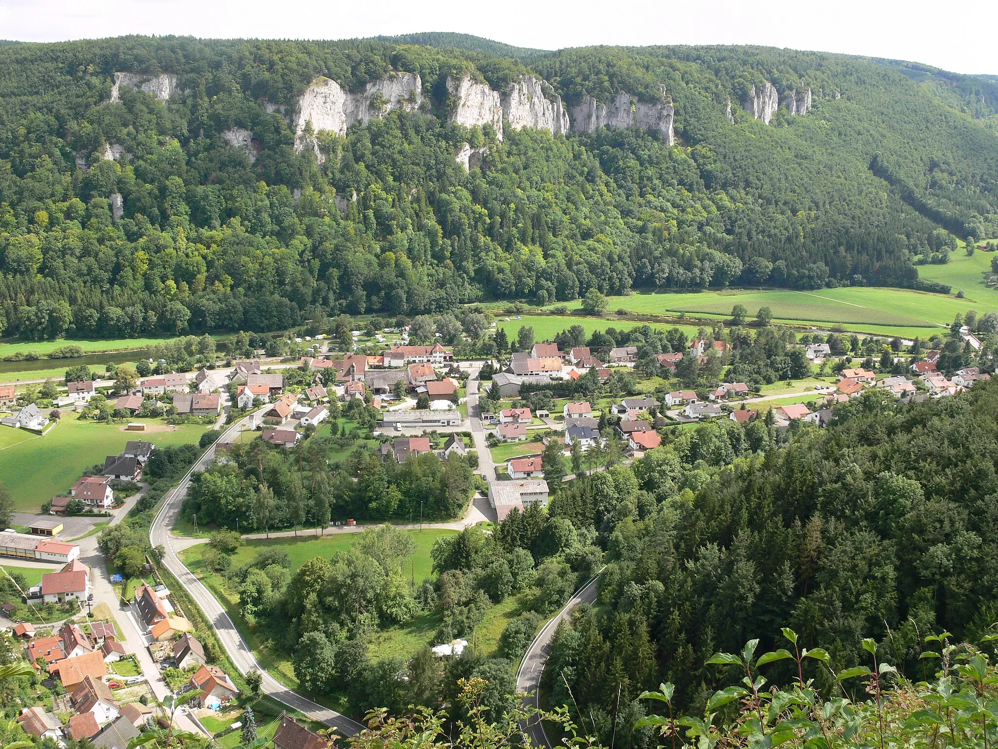 Photo showing: Blick von der Ruine Hausen auf Hausen im Tal, Gemeinde Beuron, Landkreis Sigmaringen