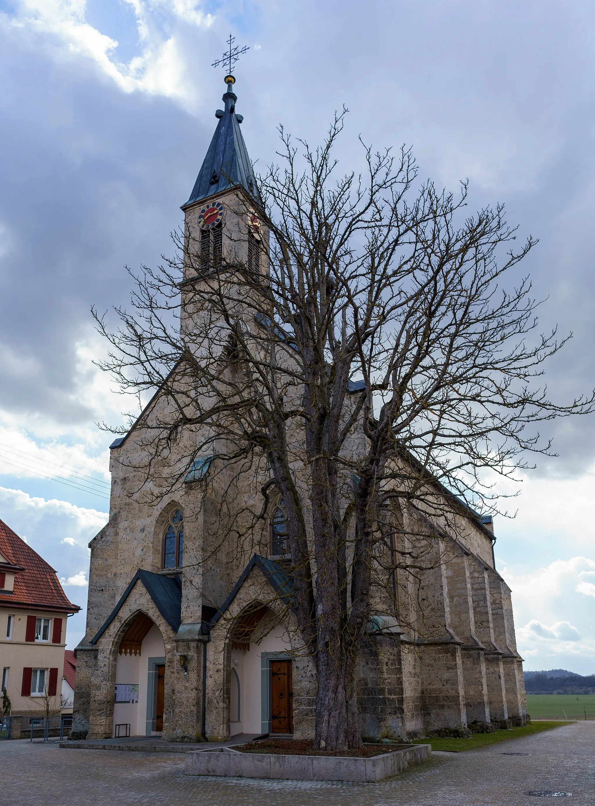 Photo showing: Horse-chestnut tree in front of a church in Stetten an der Donau. German natural monument LUBW 83270360016 - "Rosskastanie bei der Kirche"