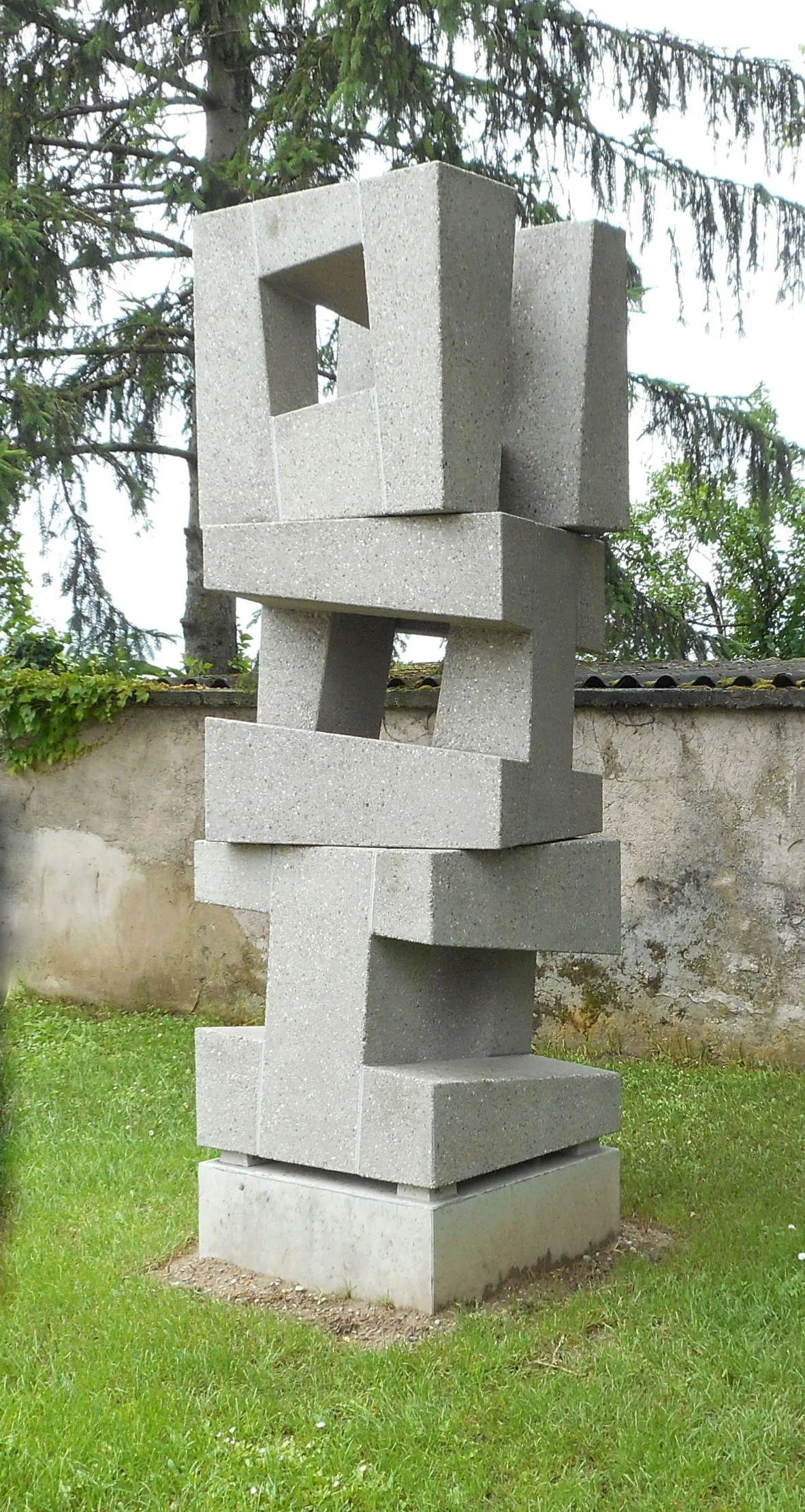Photo showing: Sculpture by OMI Riesterer, Cube Tower. 300 x 70 x 70 cm. Concrete. 2016. Installed in Grezhausen (Breisach), Germany.