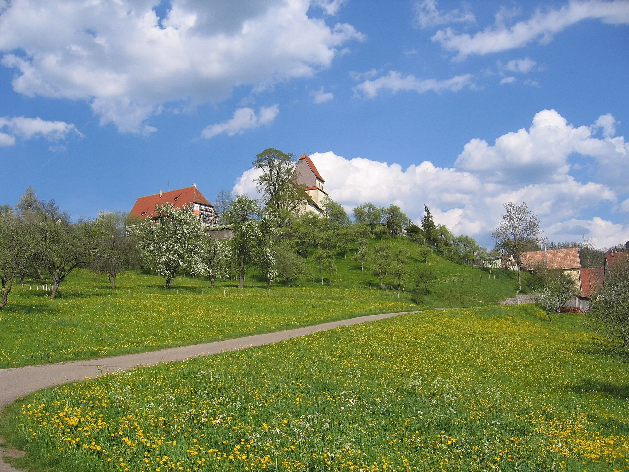 Photo showing: Das Dorf Gößlingen von det Straße her gesehen