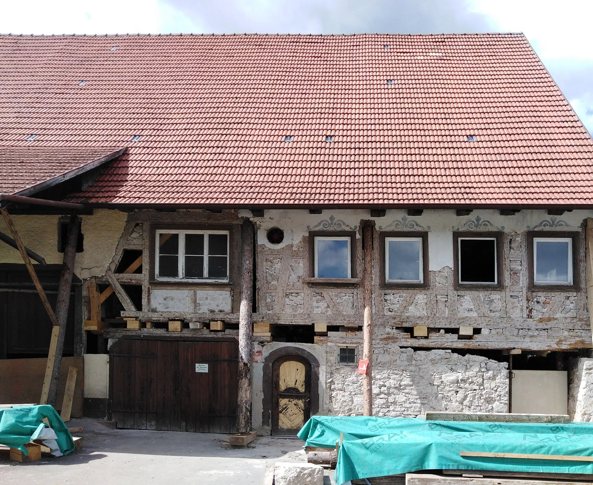 Photo showing: freigelegtes Fachwerk in der Grundstraße mit barocker Bemalung angedeuteter Giebel