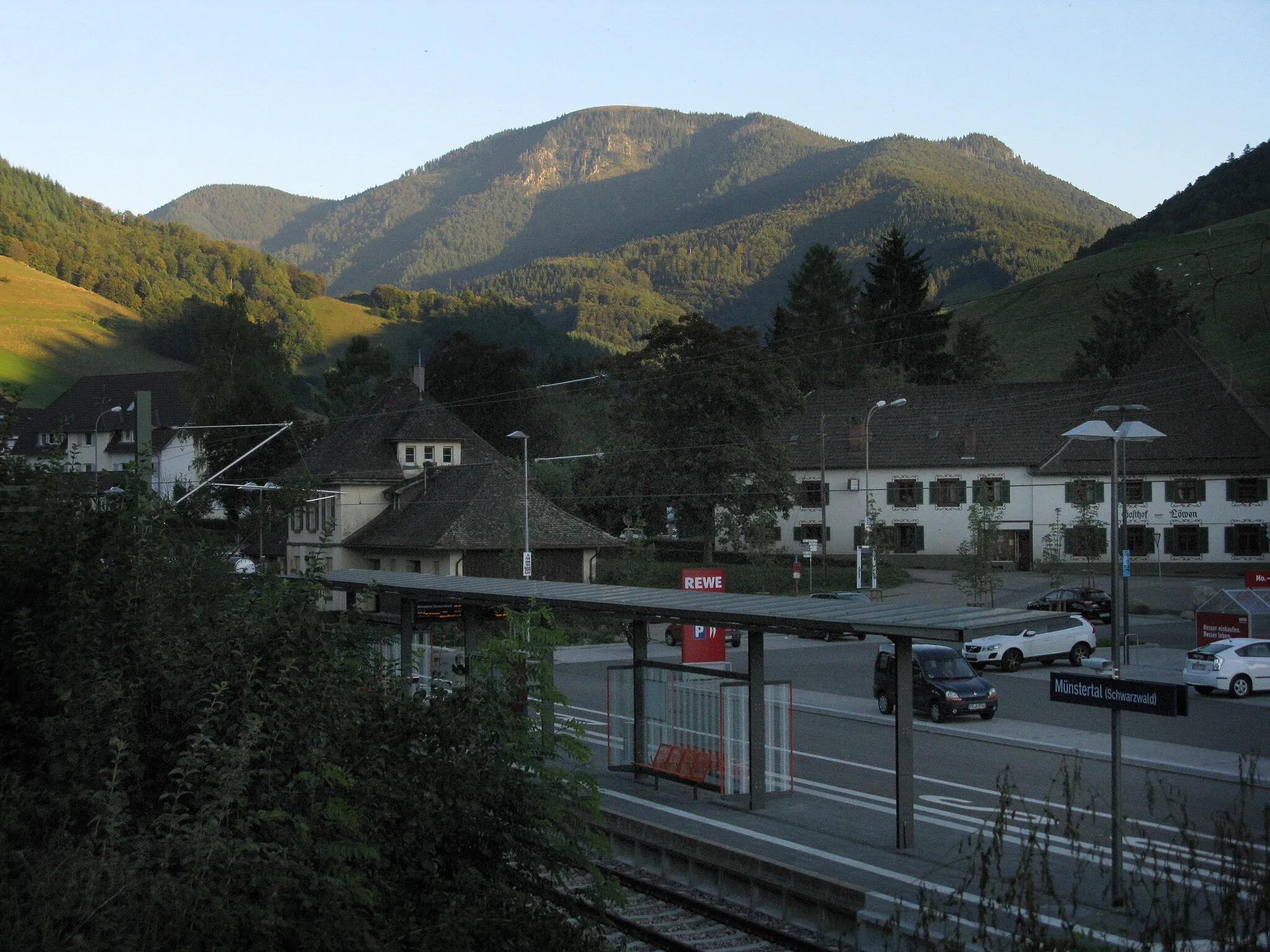 Photo showing: Bahnhof Münstertal mit altem Bahnhofsgebäude und Belchen