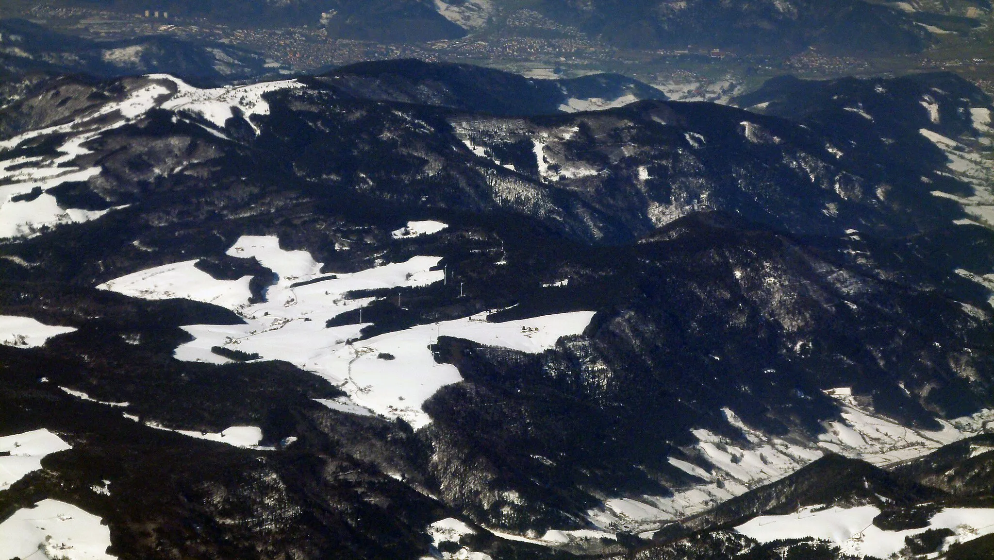 Photo showing: Blick auf den Berg Kandel im Mittleren Schwarzwald vom Flugzeug