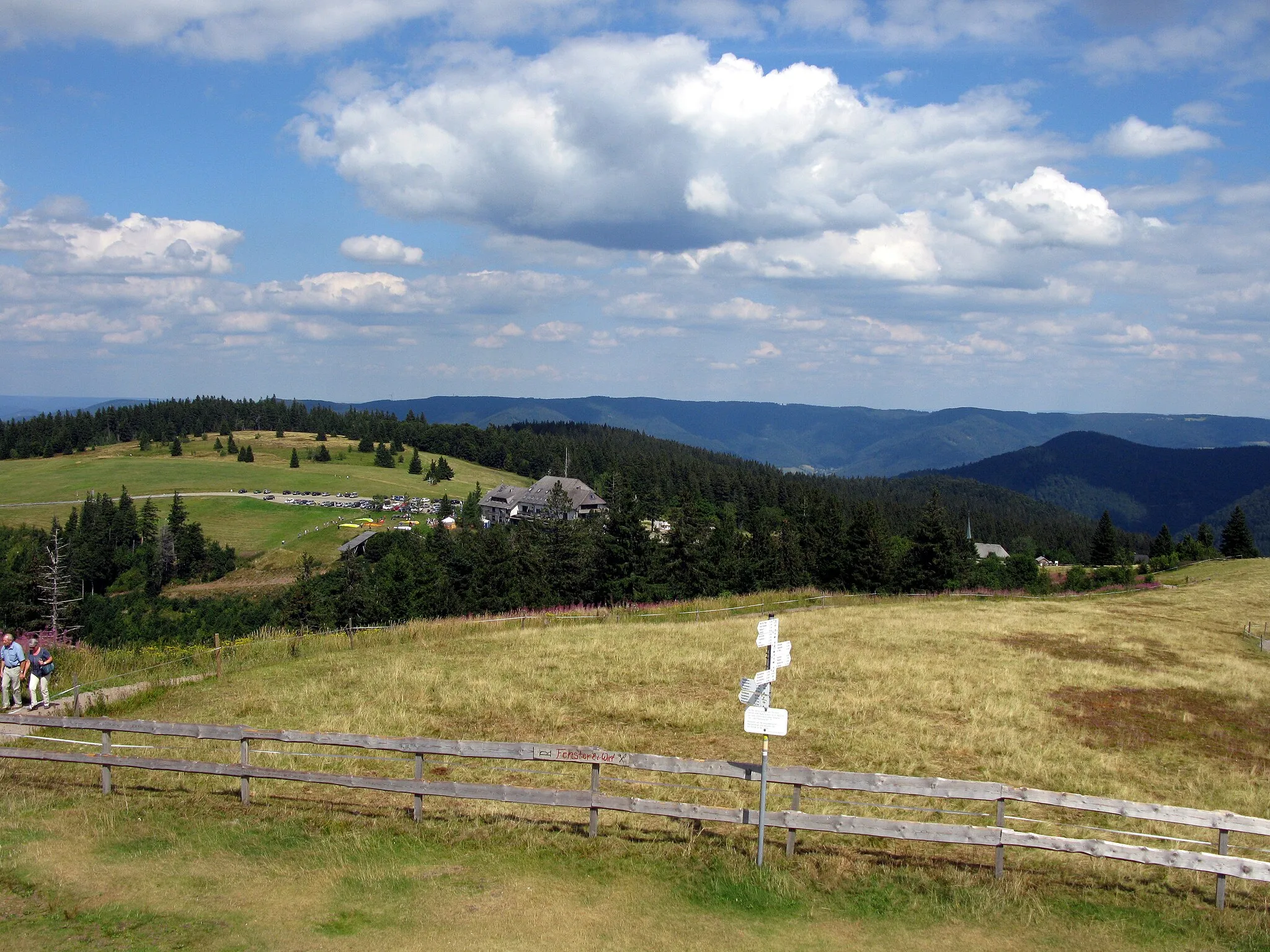 Photo showing: Blick von der Kandelpyramide auf Parkplatz mit Kandelrasthaus und Kandelkapelle