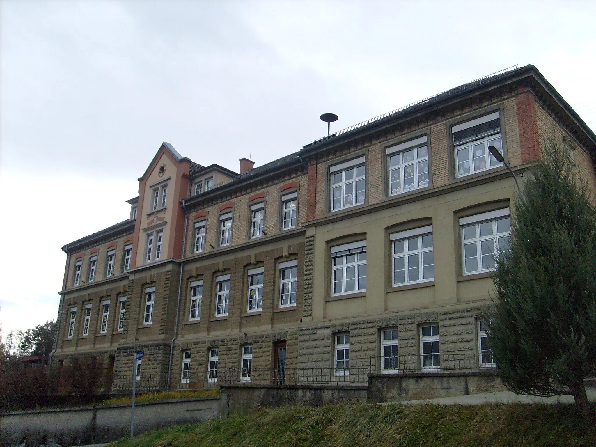 Photo showing: Anton-Sohn-Schule, a school in Zizenhausen, a village in the City of Stockach in the district of Konstanz in Baden-Württemberg in Germany.