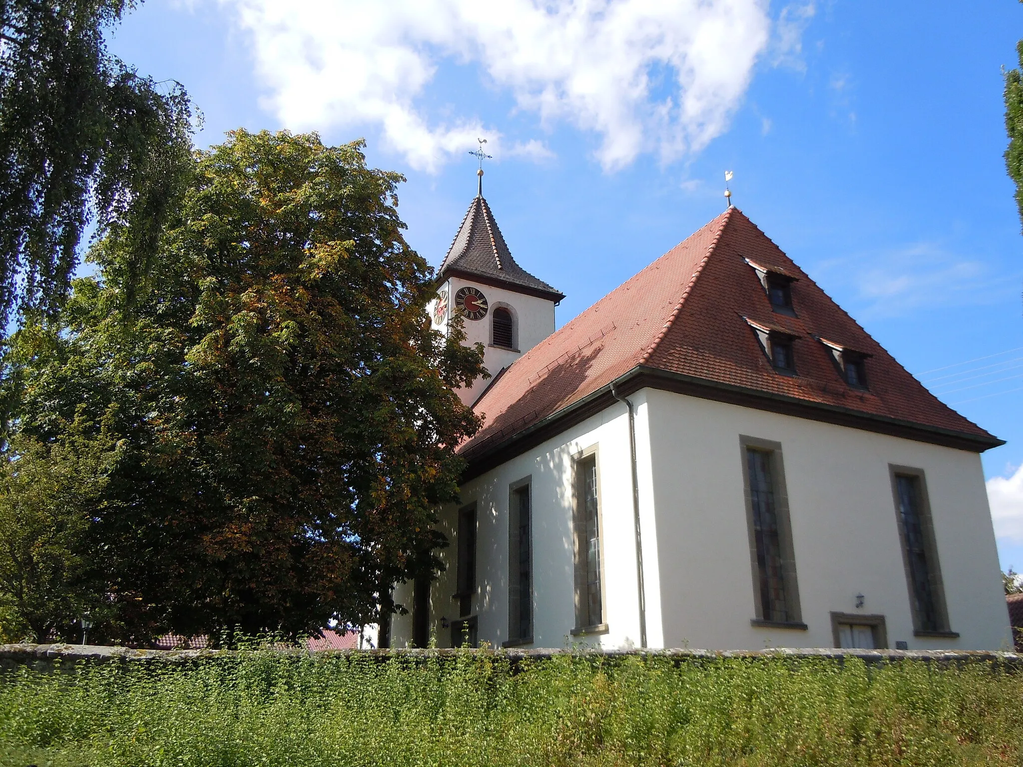 Photo showing: Die evangelische Georgskirche in Bickelsberg (erbaut 1746) mit dem Naturdenkmal "Kastanie an der Kirche" (Schutzgebiets-Nr. 84170540317).