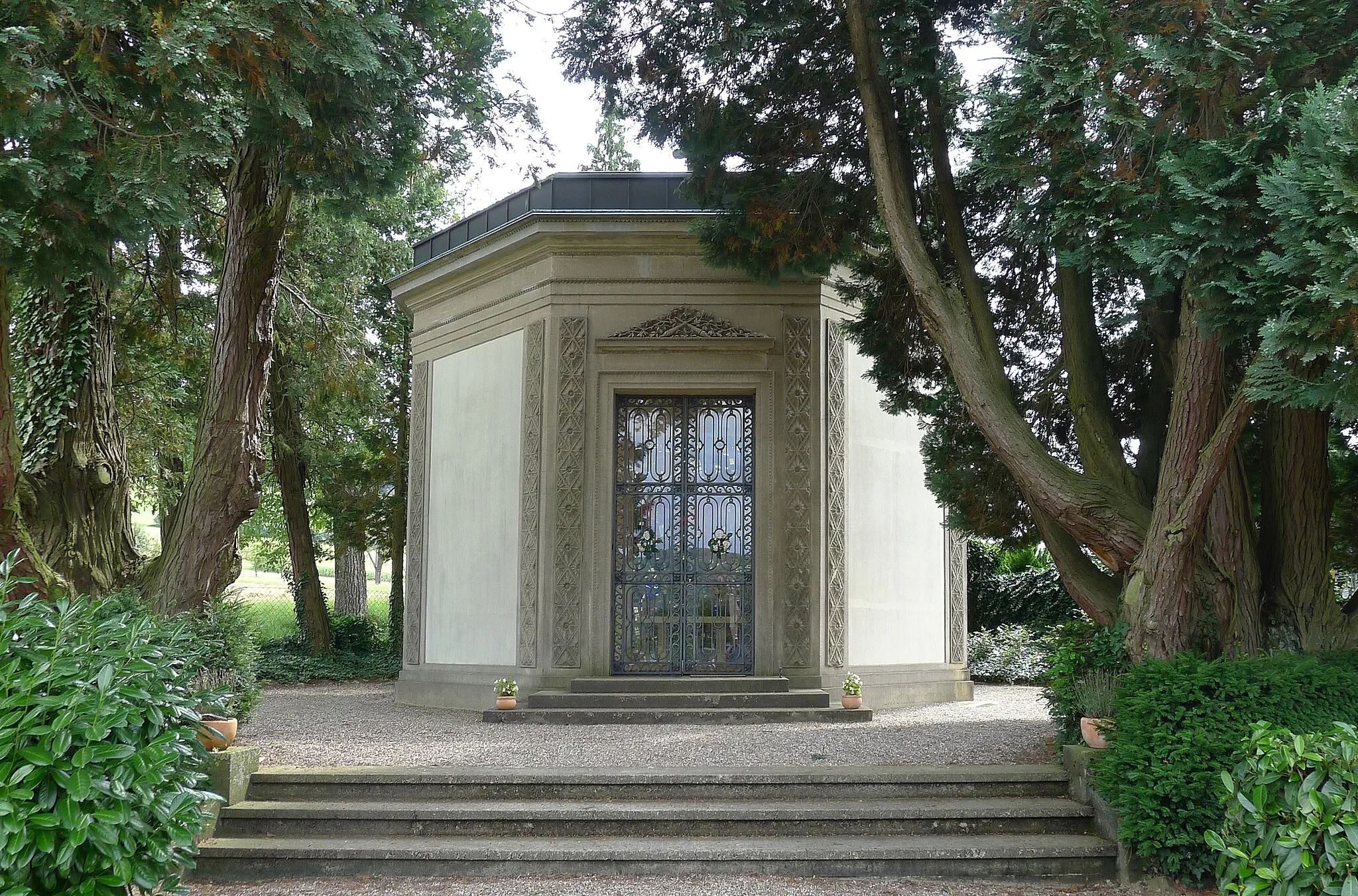 Photo showing: Urnenhalle auf dem Gutacher Friedhof