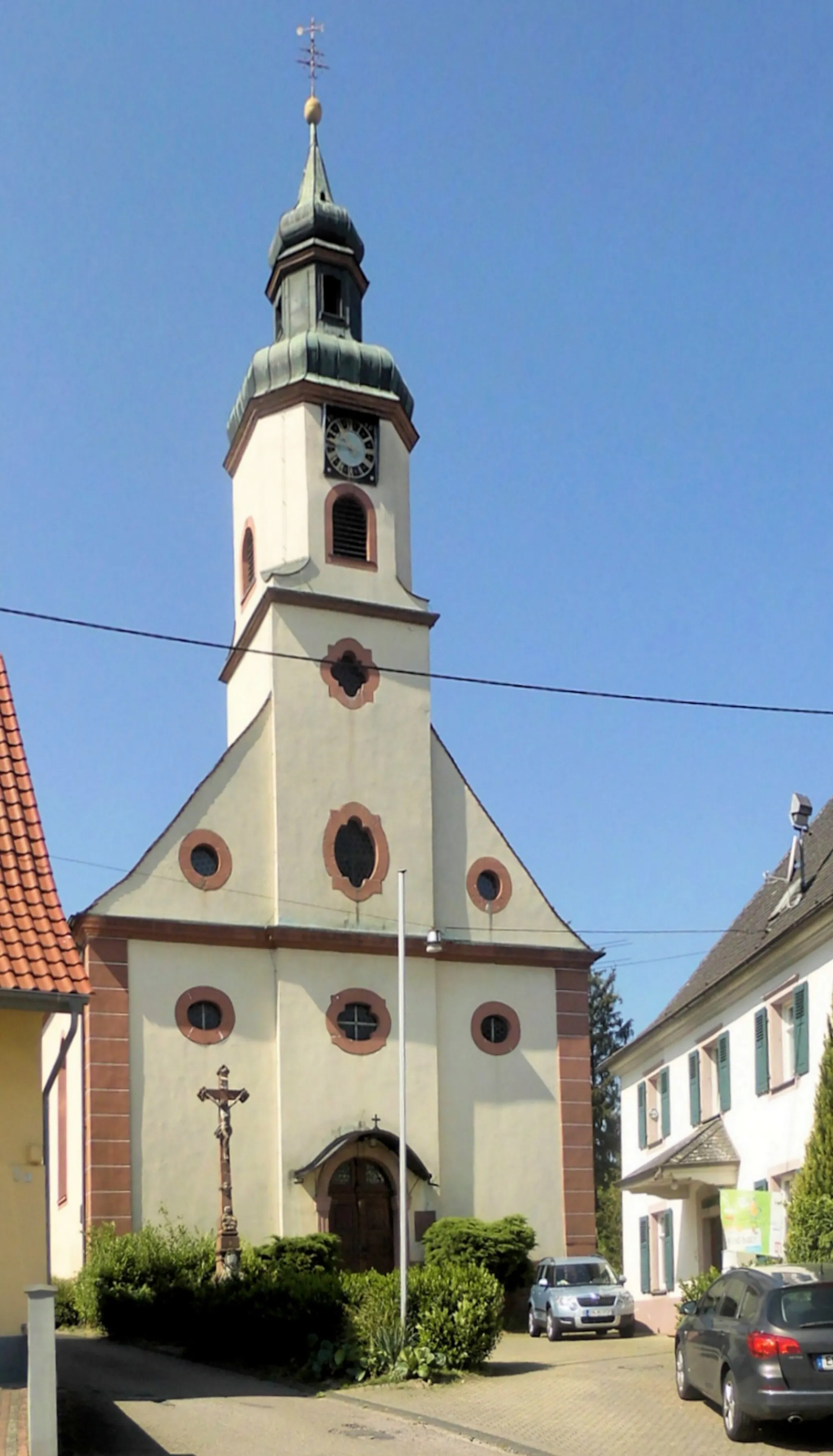 Photo showing: Turm / Nordostseite der Kirche St. Sebastian in Bombach, Stadt Kenzingen, Deutschland