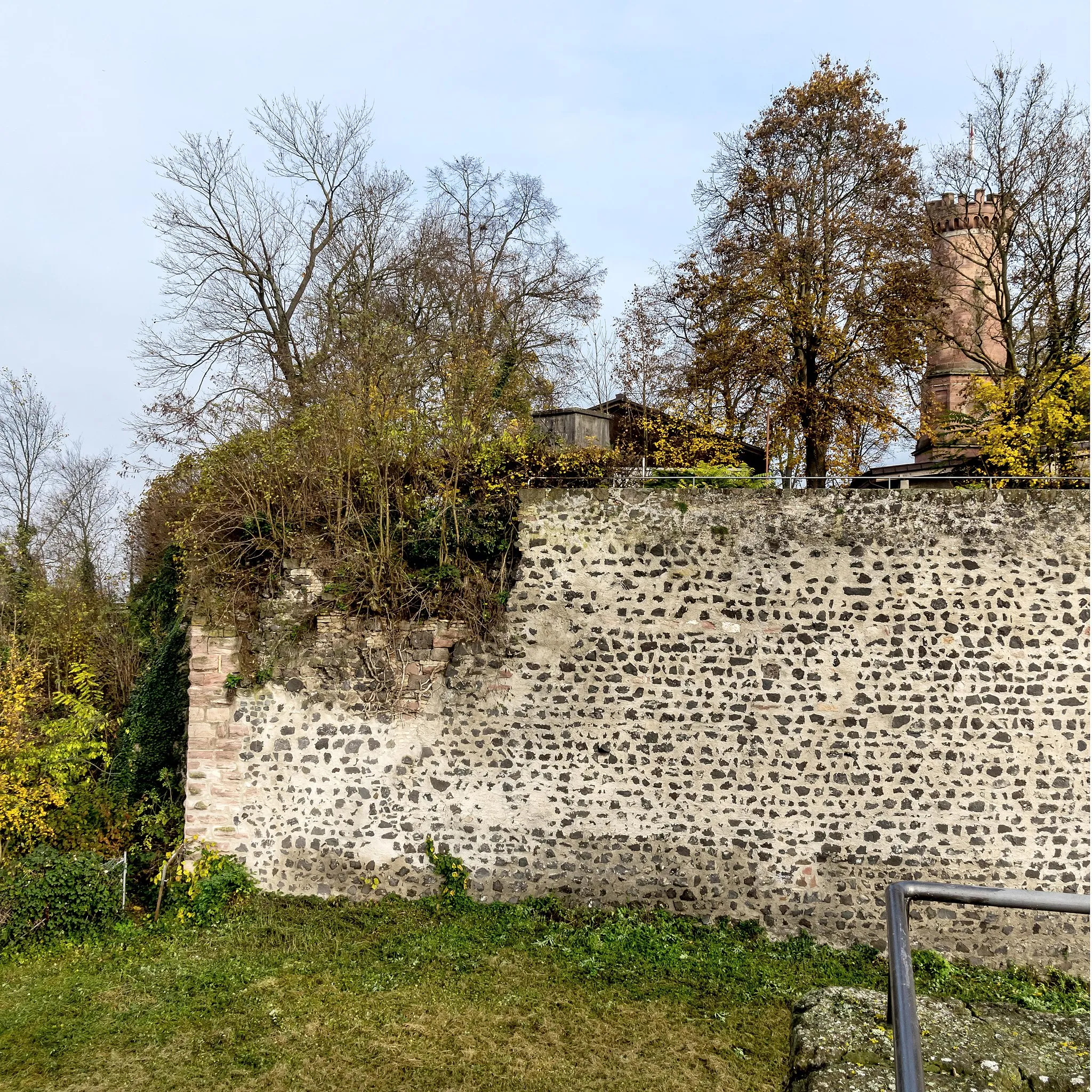 Photo showing: Bilder aus Breisach am Rhein

Der Münsterberg
Blick auf den Schlloßplatz von der Burg aus