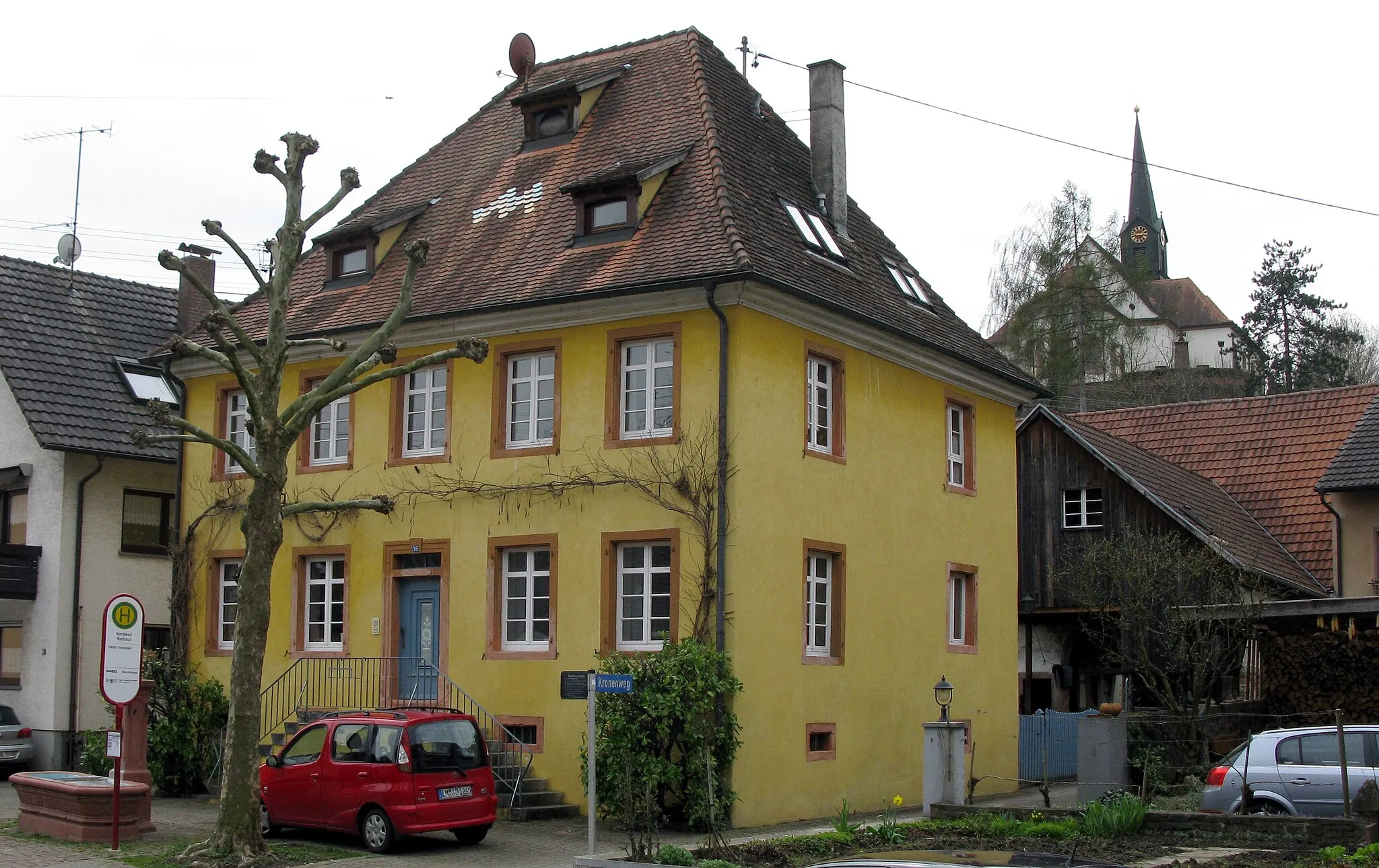 Photo showing: ehemaliges Gasthaus Krone in Nordweil, im Hintergrund die kath. Kirche St. Barbara