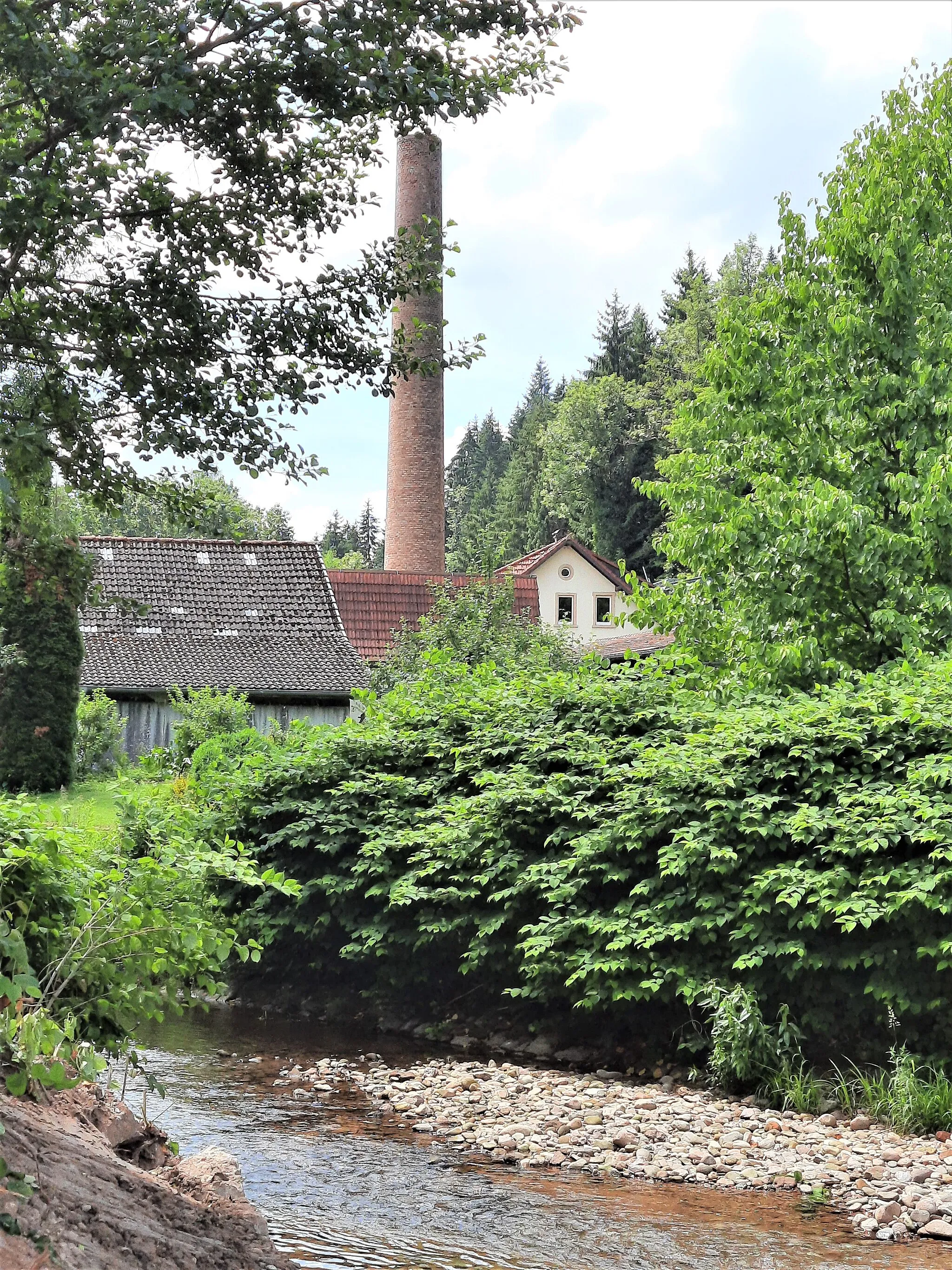 Photo showing: Blick auf das Werksgelände der ehemaligen Arlington Socks in Schopfheim-Langenau. Auf dem Gelände befindet sich heute das maschinenhaus eines Wasserkraftwerks der WKW Wasserkraftwerk Wiesental OHG.