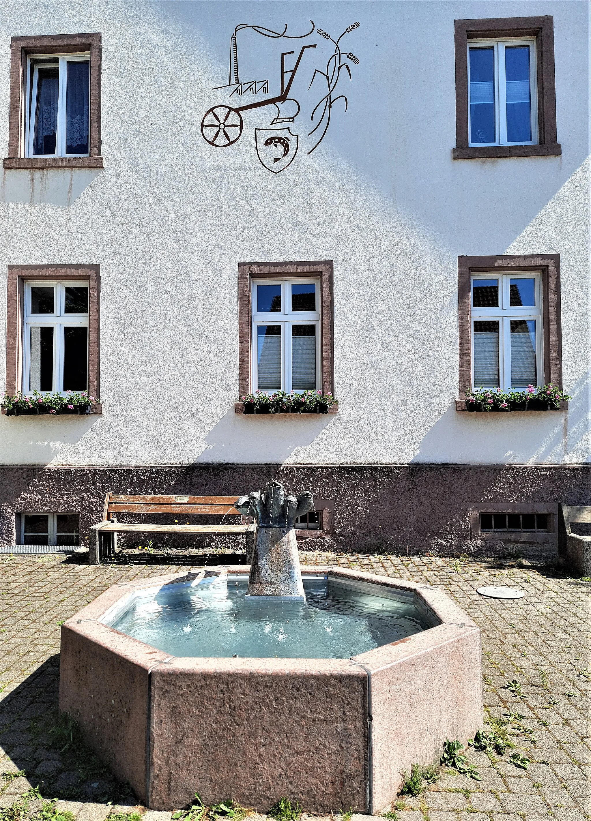 Photo showing: Brunnen neben dem ehemaligen Rathaus von Langenau. Im Hintergrund die Fassade des Rathauses.