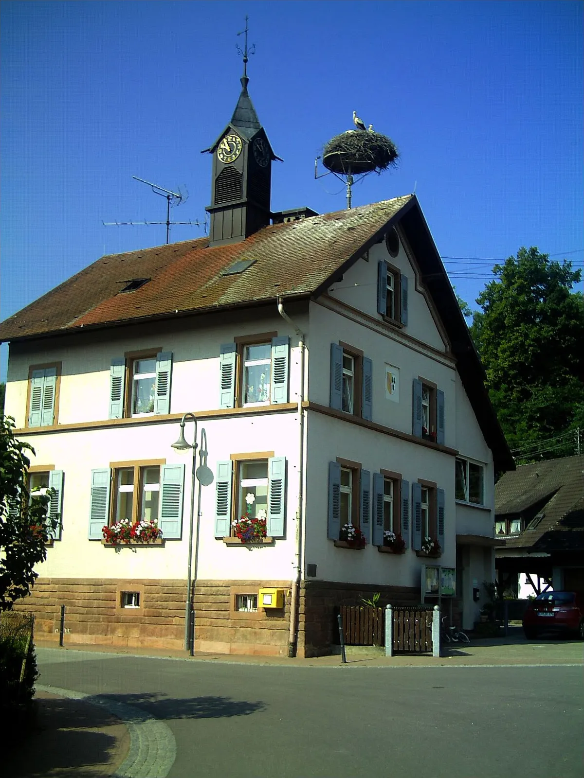 Photo showing: Storchennest auf dem Alten Schulhaus von 1881, seit 1970 als Kindergarten genutzt,