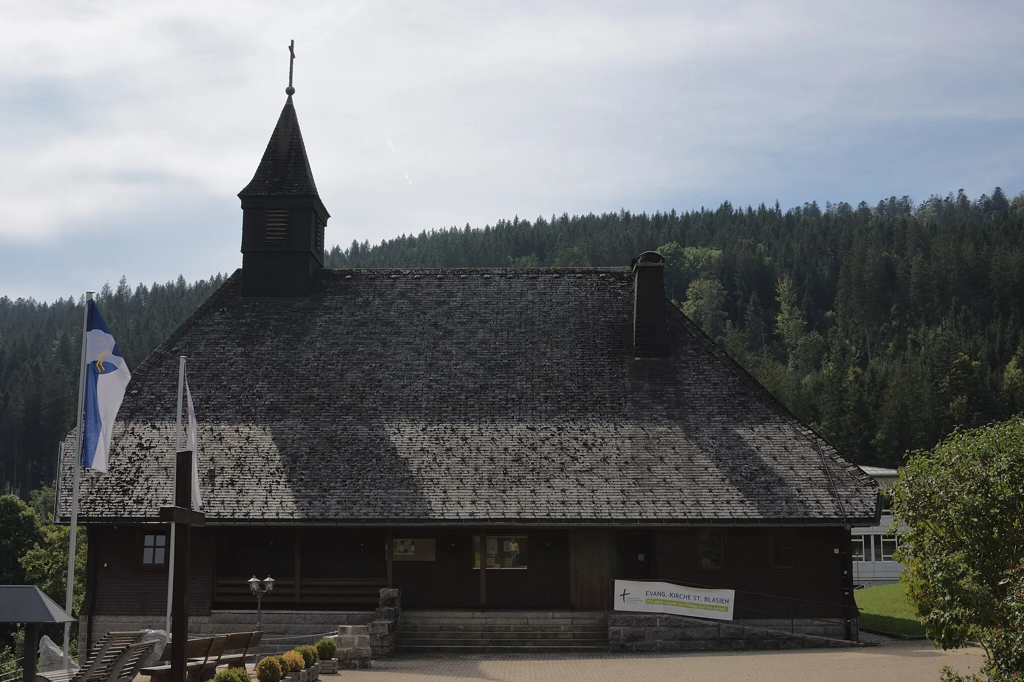 Photo showing: Evangelische Christuskirche St. Blasien, ursprünglich 1936 erbaut nach Plänen von Otto Bartning. Nach einem Brand 1989 nach den alten Plänen neu aufgebaut 1991