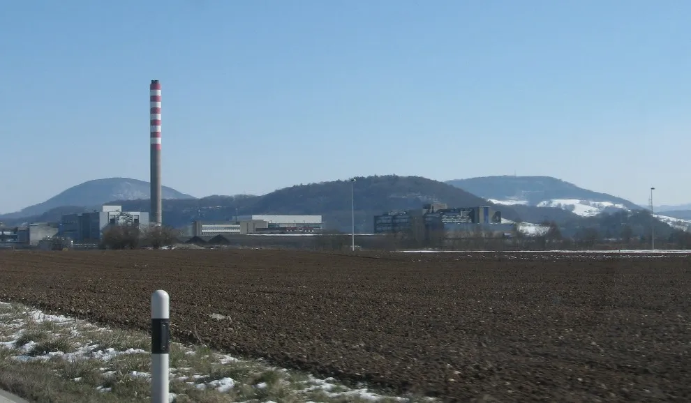 Photo showing: Schinberg links über das Werk der DSM in Sisseln gesehen, rechts der Frickberg