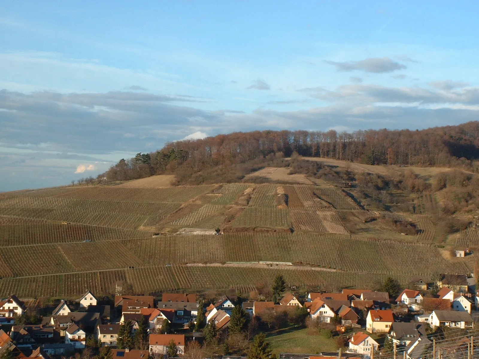 Photo showing: Ebringen mit dem Bohl, ein westlicher Nebengipfel des Schönbergs und Schauplatz des ersten Tages der Schlacht bei Freiburg im Dreißigjährigen Krieg.