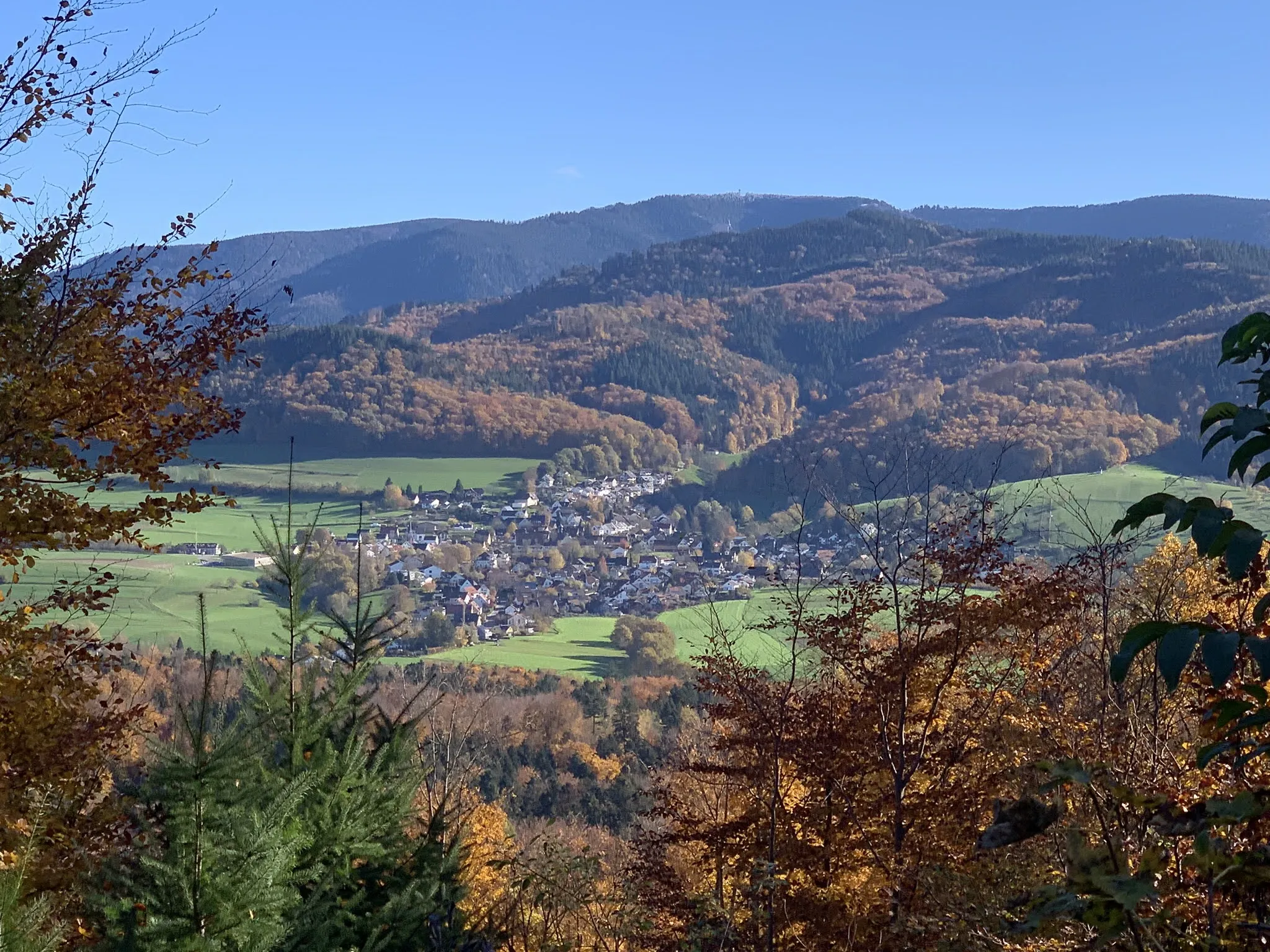 Photo showing: As viewed from the eastern slopes of Hohfirst towards the Black Forest. The summit in the middle is Schauinsland with its viewing tower.
