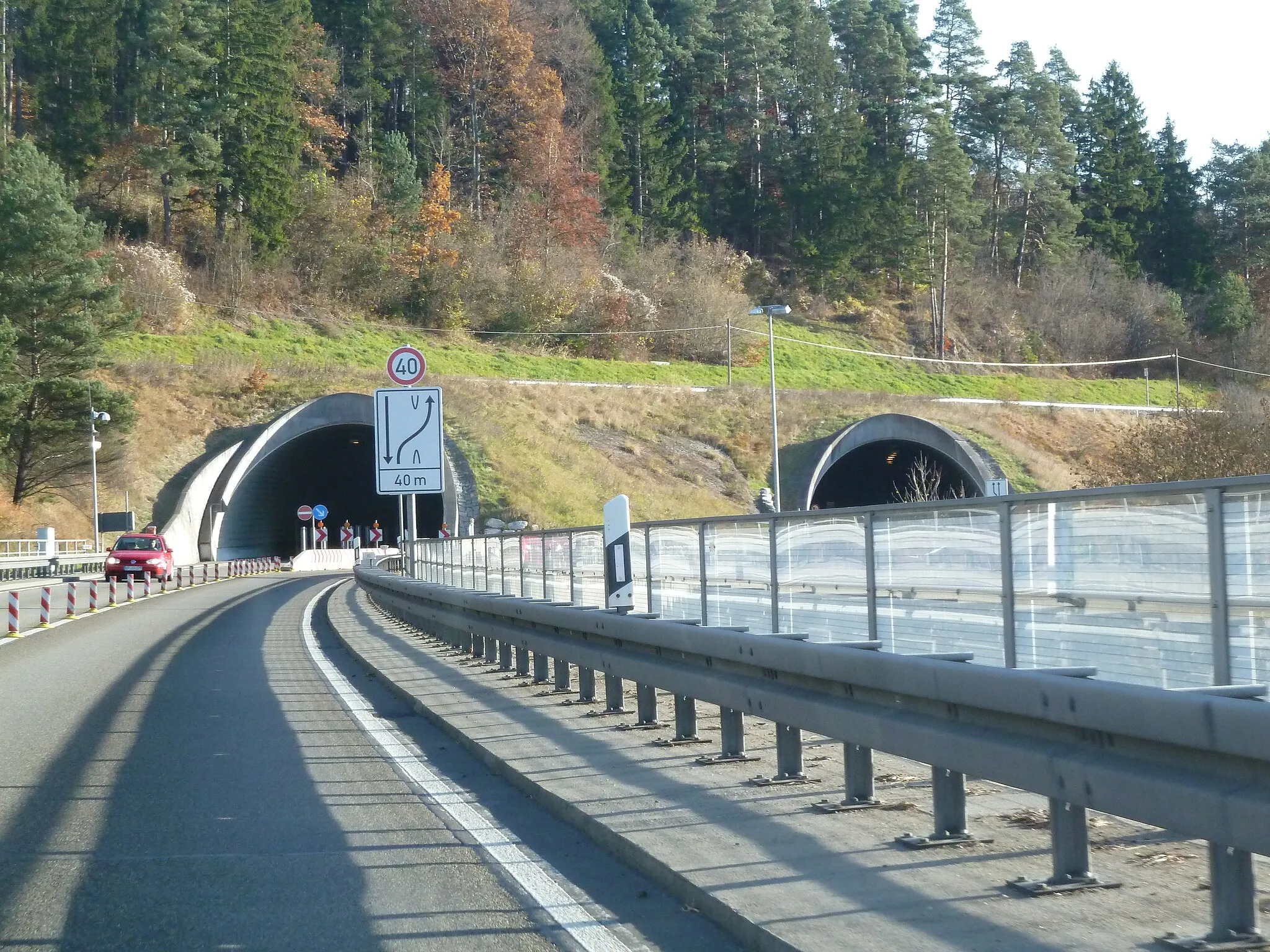 Photo showing: Westportal des Tunnels Döggingen und Teile der Gauchaltalbrücke