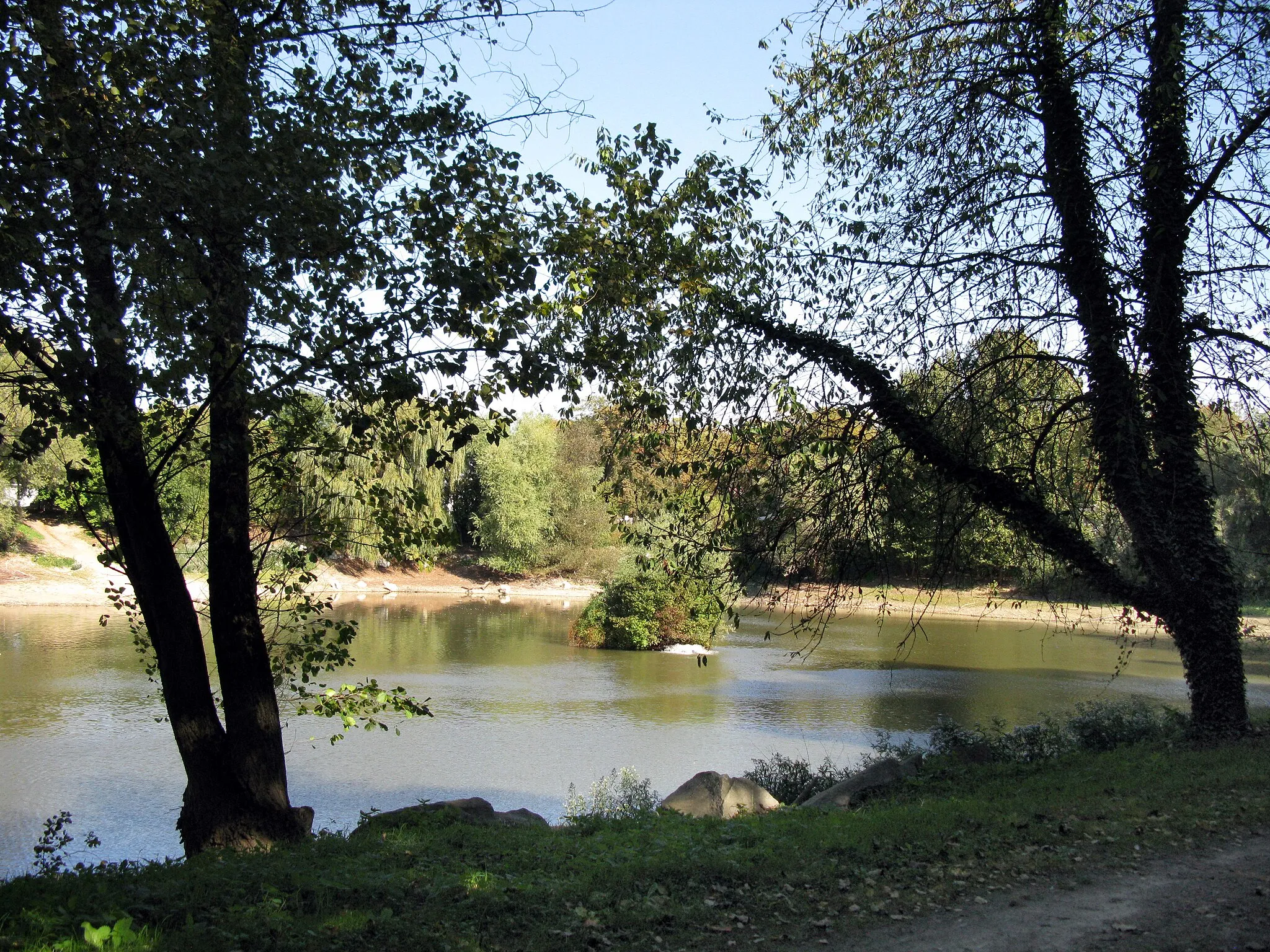 Photo showing: Wuhrlochpark in Neuenburg am Rhein mit schwimmender Insel