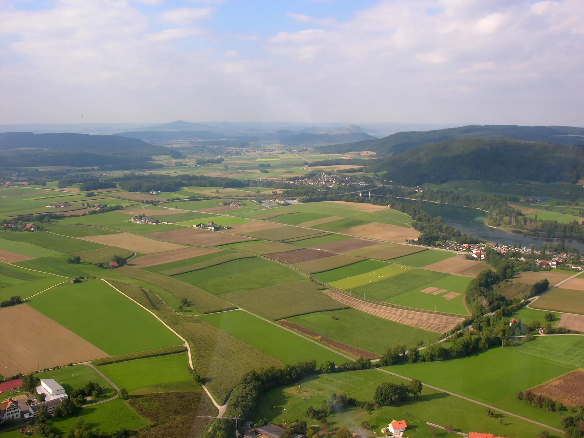 Photo showing: Switzerland, Thurgau,

Overhead Wagenhausen with view on the Rhine and Hegau in the background
