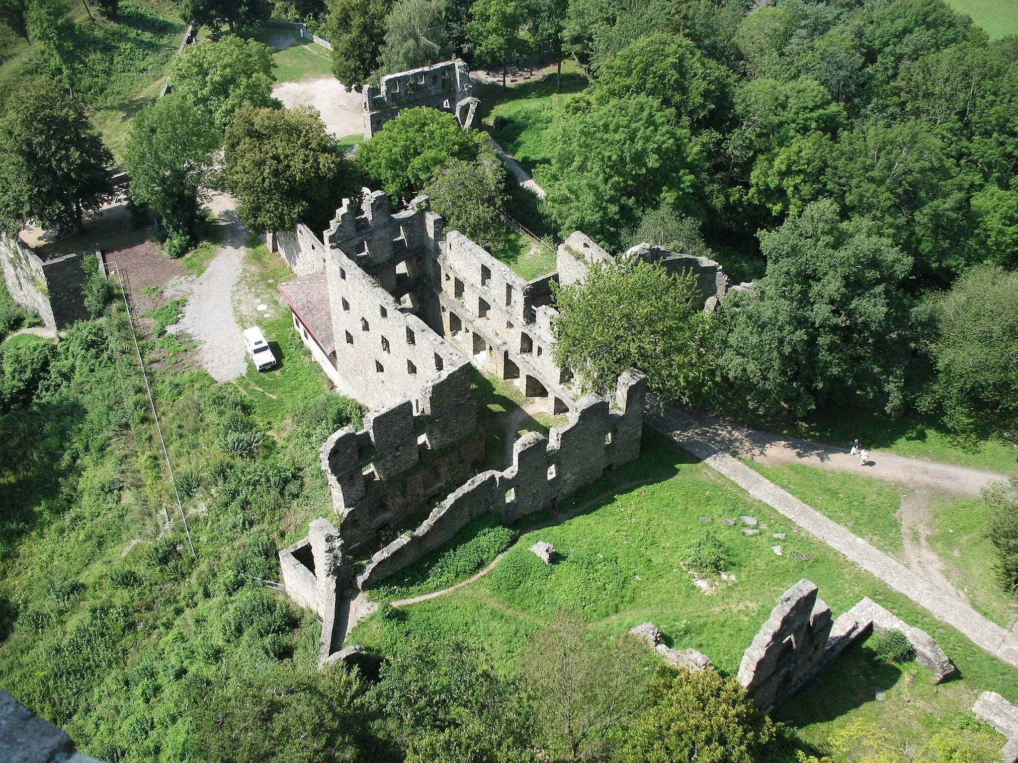 Photo showing: Festung Hohentwiel: Blick von der Oberen Festung auf die Stabsoffizierswohnung. Im Hintergrund die Karlsbastion zu erkennen.