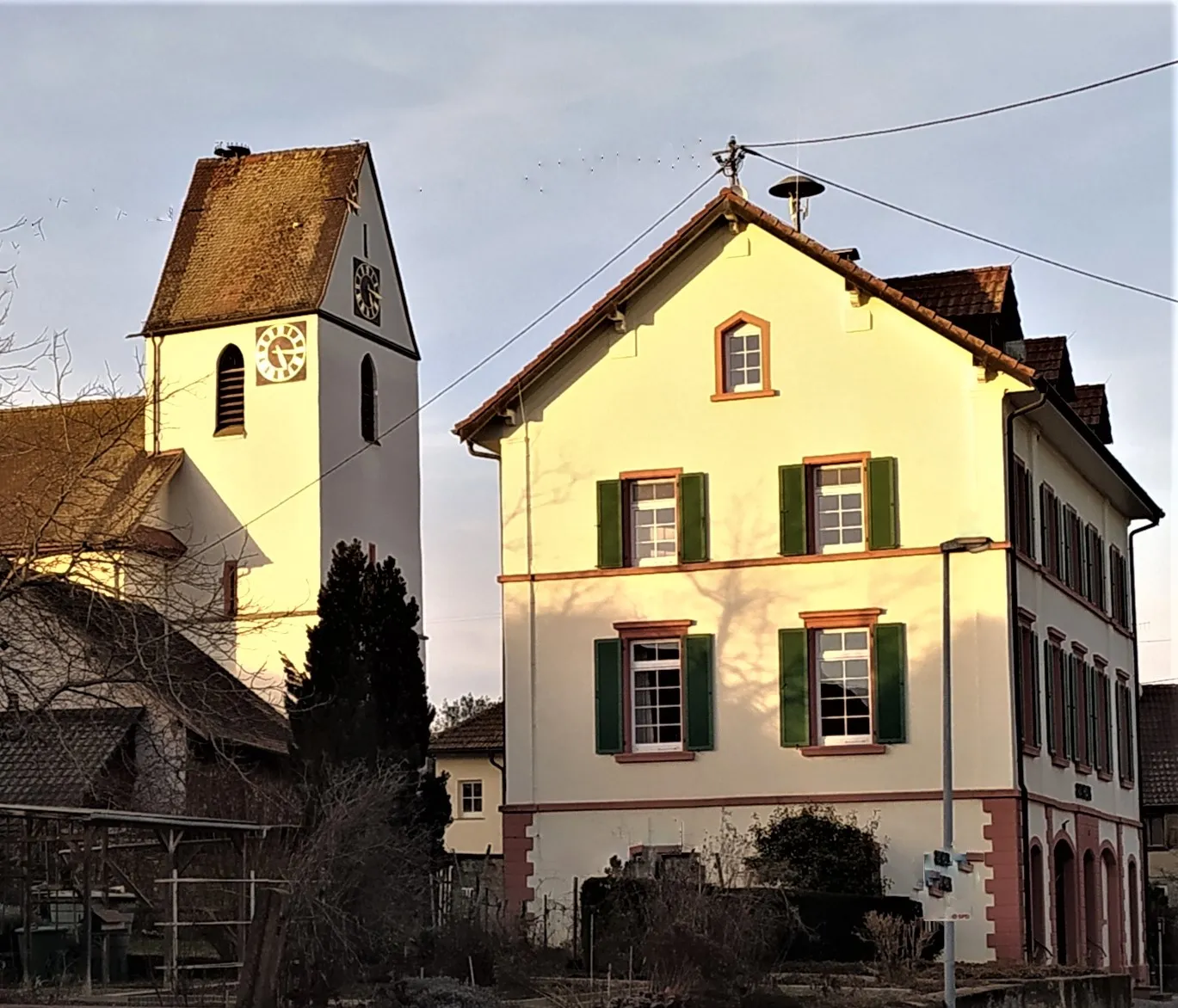 Photo showing: Kirche mit spätgotischen Chorturm, altes Schulhaus