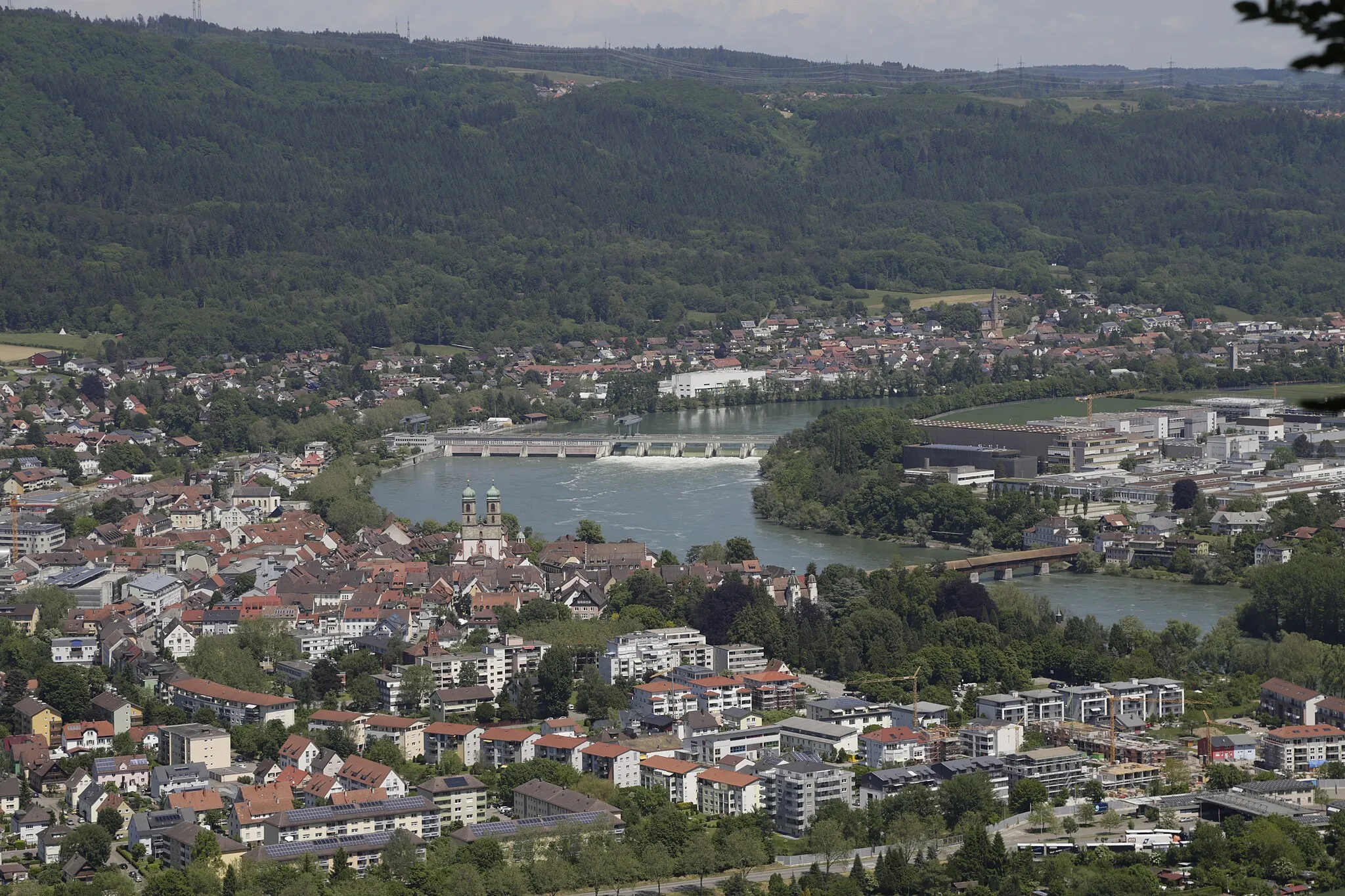 Photo showing: Blick von der Mumpferflue Richtung Nordosten auf Bad Säckingen. In der Bildmitte das Kraftwerk und die Holzbrücke