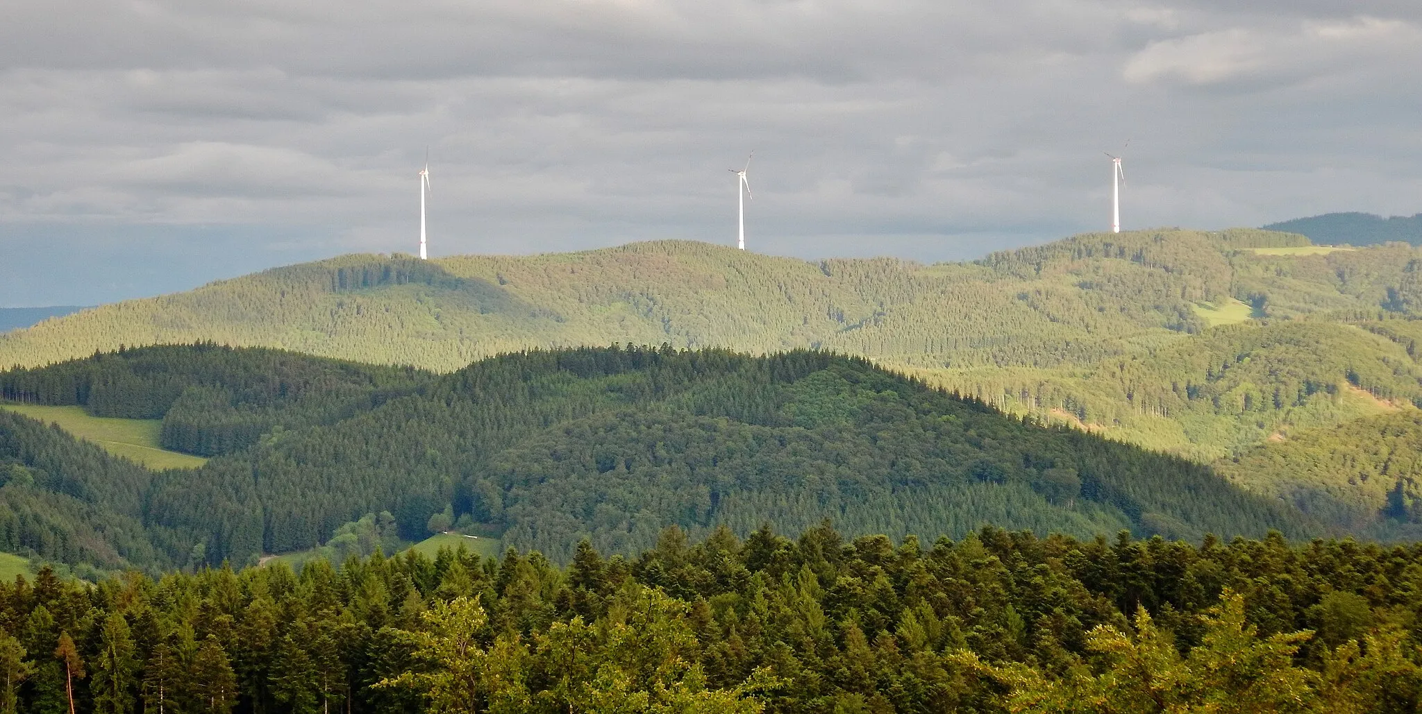 Photo showing: Ausblick Aussichtsturm Urenkopf (2014 erbaut, 34 m hoch) auf die Windkraftanlagen Richtung Osten