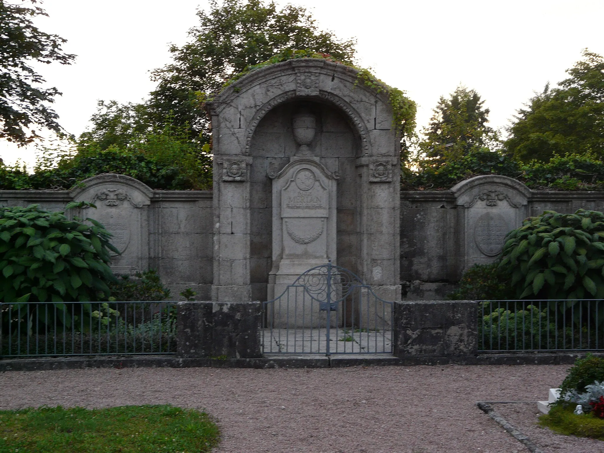 Photo showing: Familiengruft Merian in Höllstein; Grabmal in Muschelkalk-Beton von Brenzinger & Cie. nach Entwurf des Architekten Carl Anton Meckel