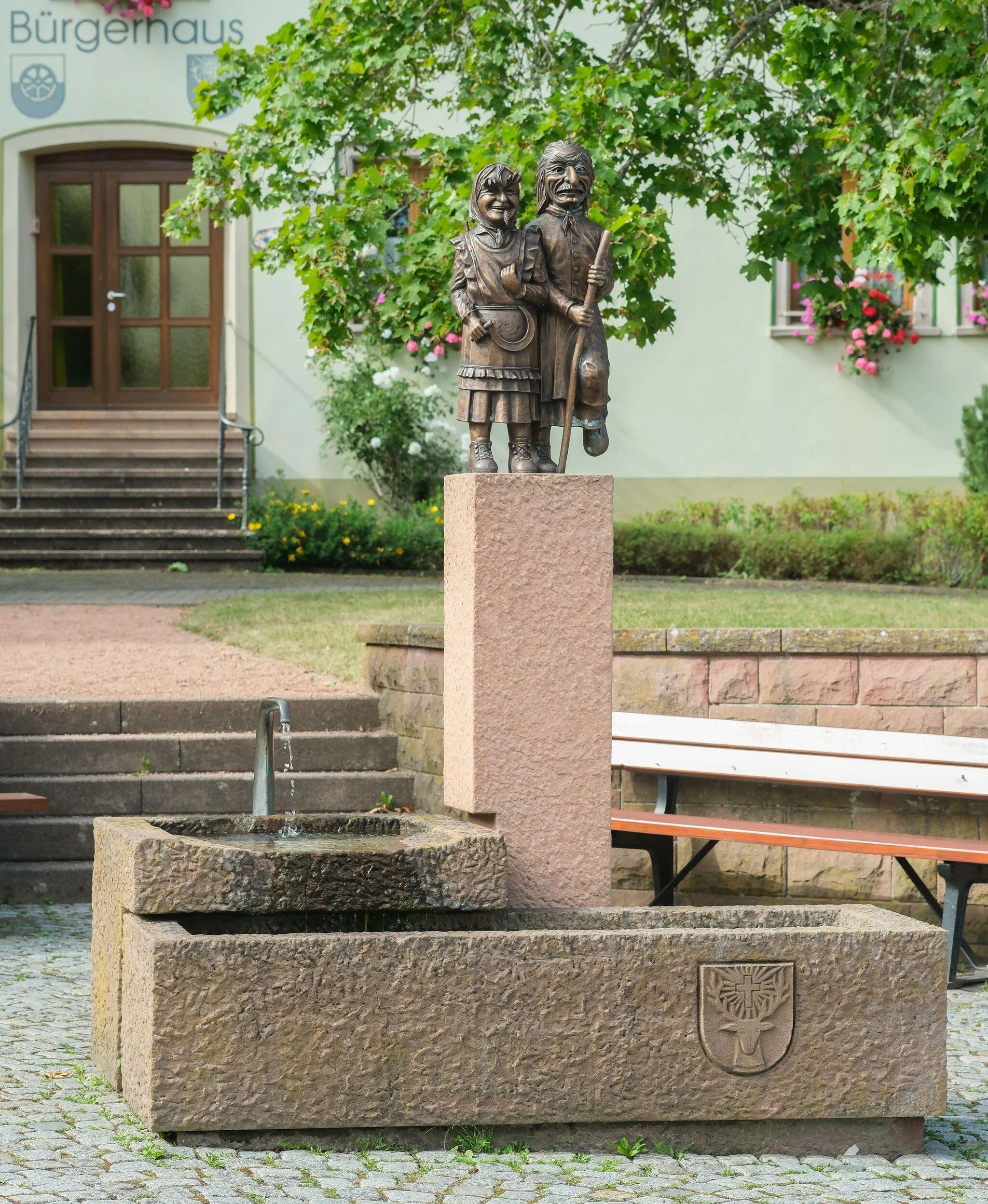 Photo showing: Narrenbrunnen Waldwinkel Hubertshofen, Künstler Ralf Rosa, Badmilli-Hexer und Schmollenwieber.