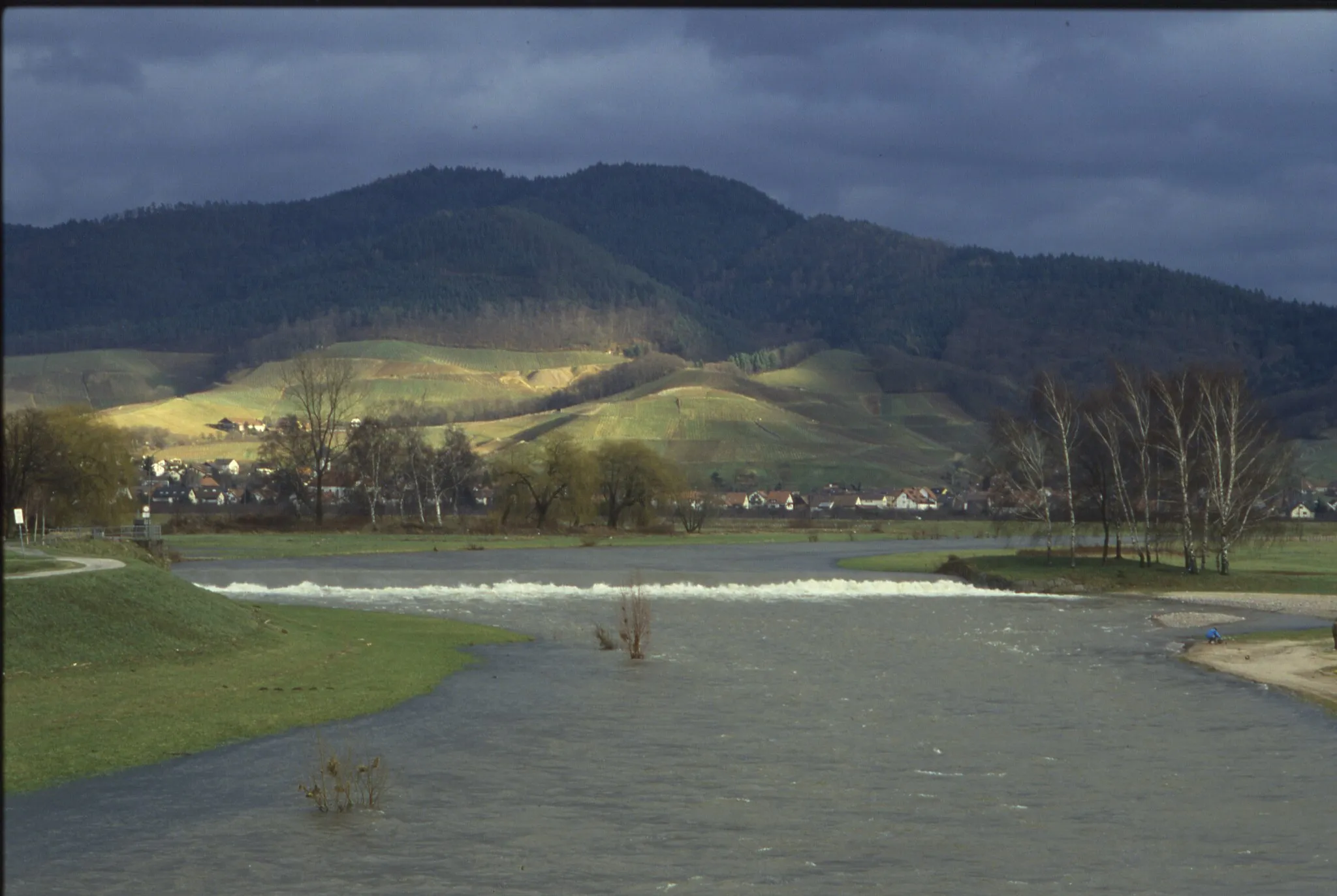 Photo showing: Blick auf den Großen Deich bei Hochwasser. Den Hintergrund bilden die Berge um das Hohe Horn.