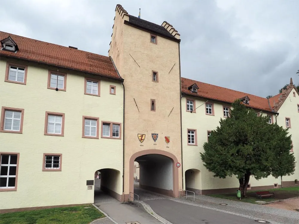 Photo showing: Das Stadttor stammt noch aus der Stauferzeit und wird zu beiden Seiten vom Schloß aus dem 17. Jahrhundert flankiert.