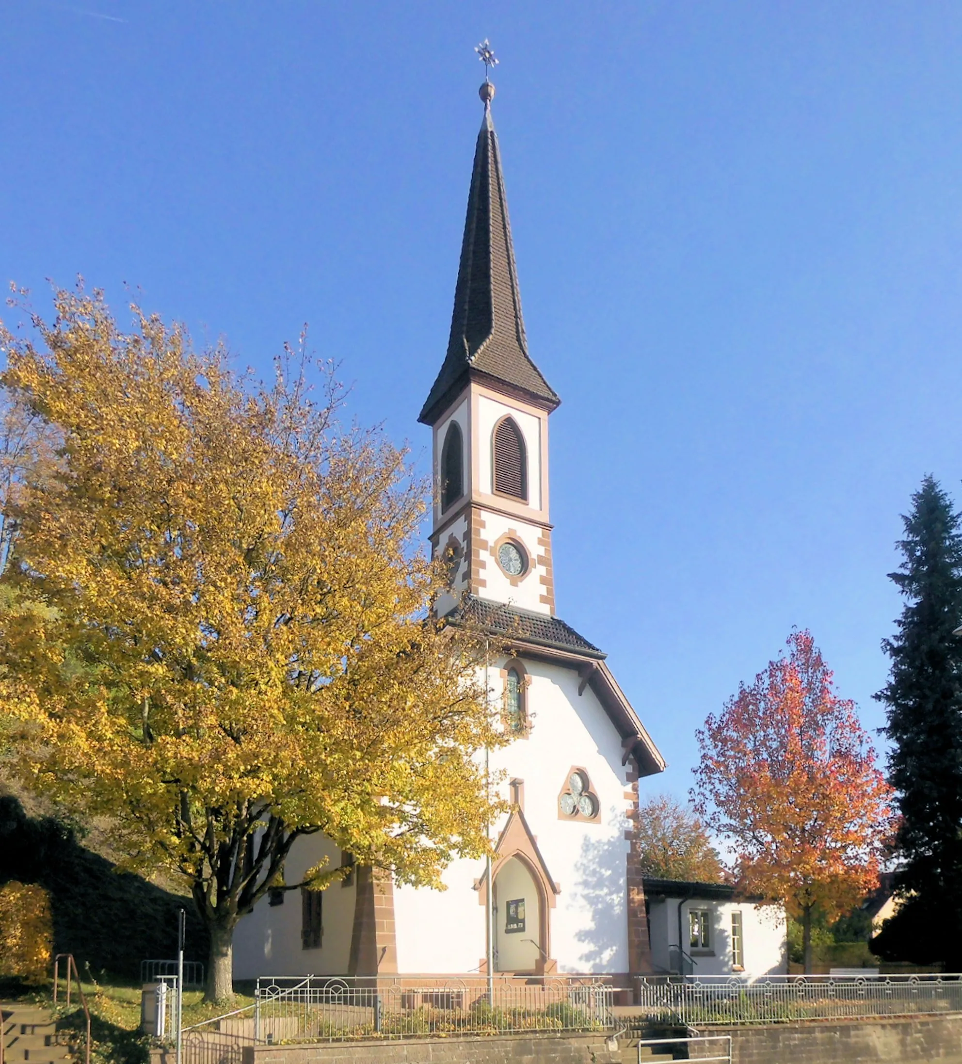 Photo showing: Nordwestseite der Christuskirche in Ettenheim, Ortenaukreis