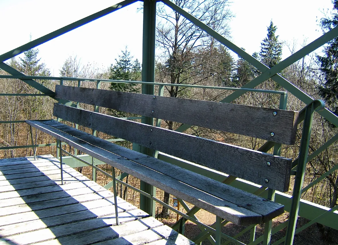 Photo showing: Bench on Lembergturm, a 33-m-high view tower on top of Lemberg (Swabian Alb), Germany