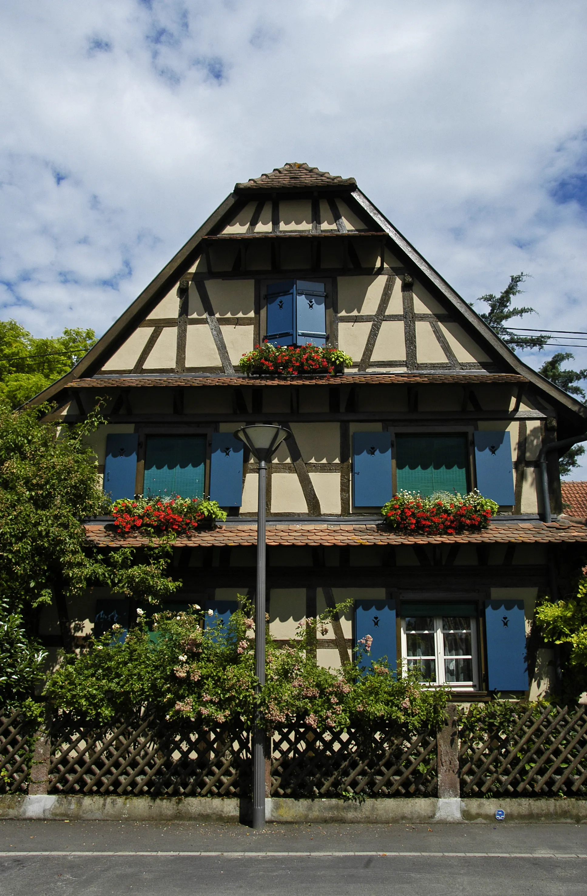 Photo showing: Colombages et géraniums aux fenêtres