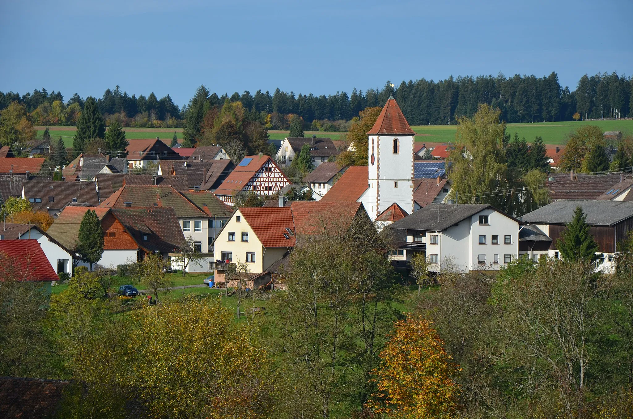 Photo showing: Blick von Südost auf Dorf und Kirche