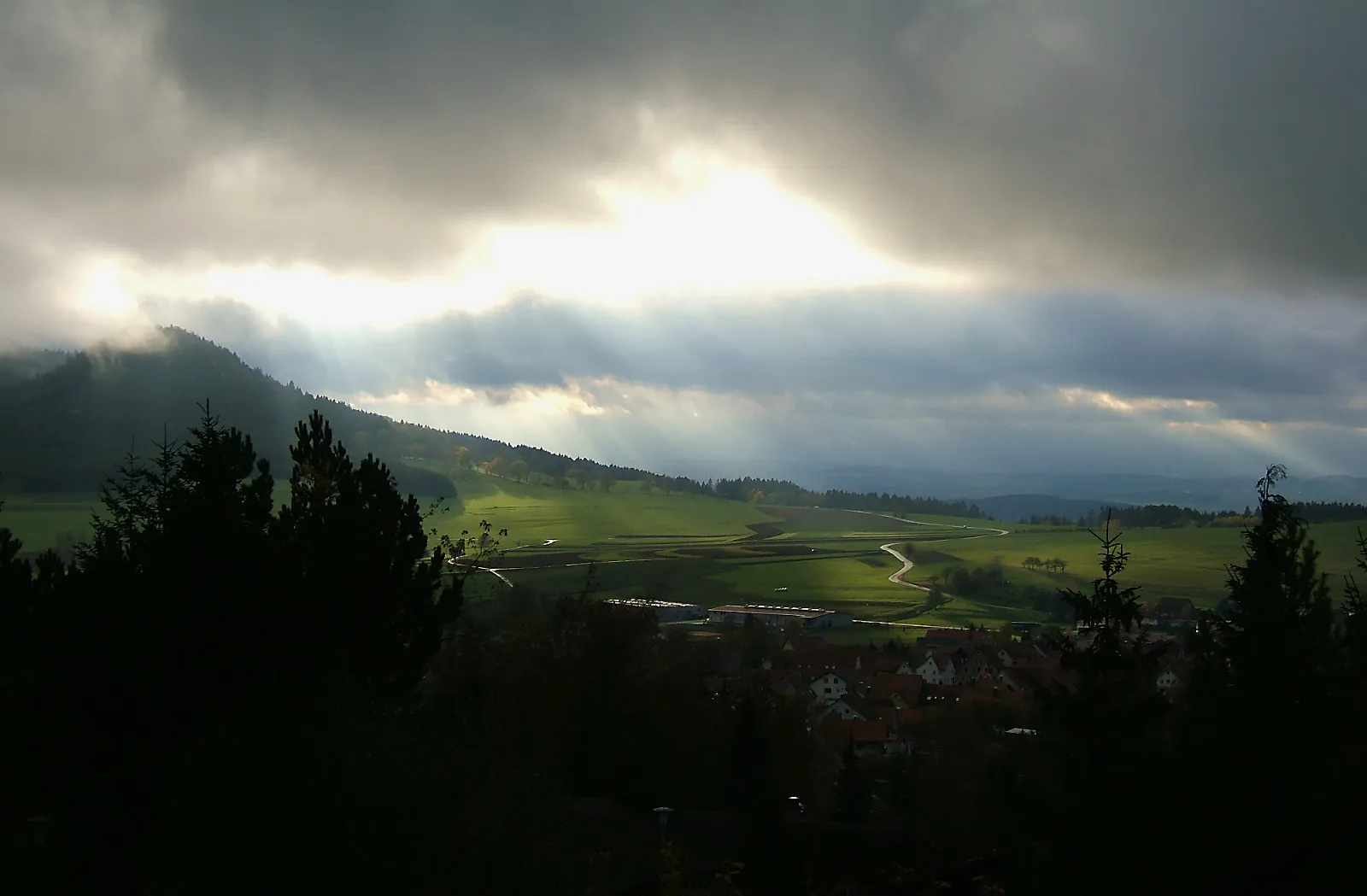 Photo showing: Sunlight and shadows above Deilingen, Germany