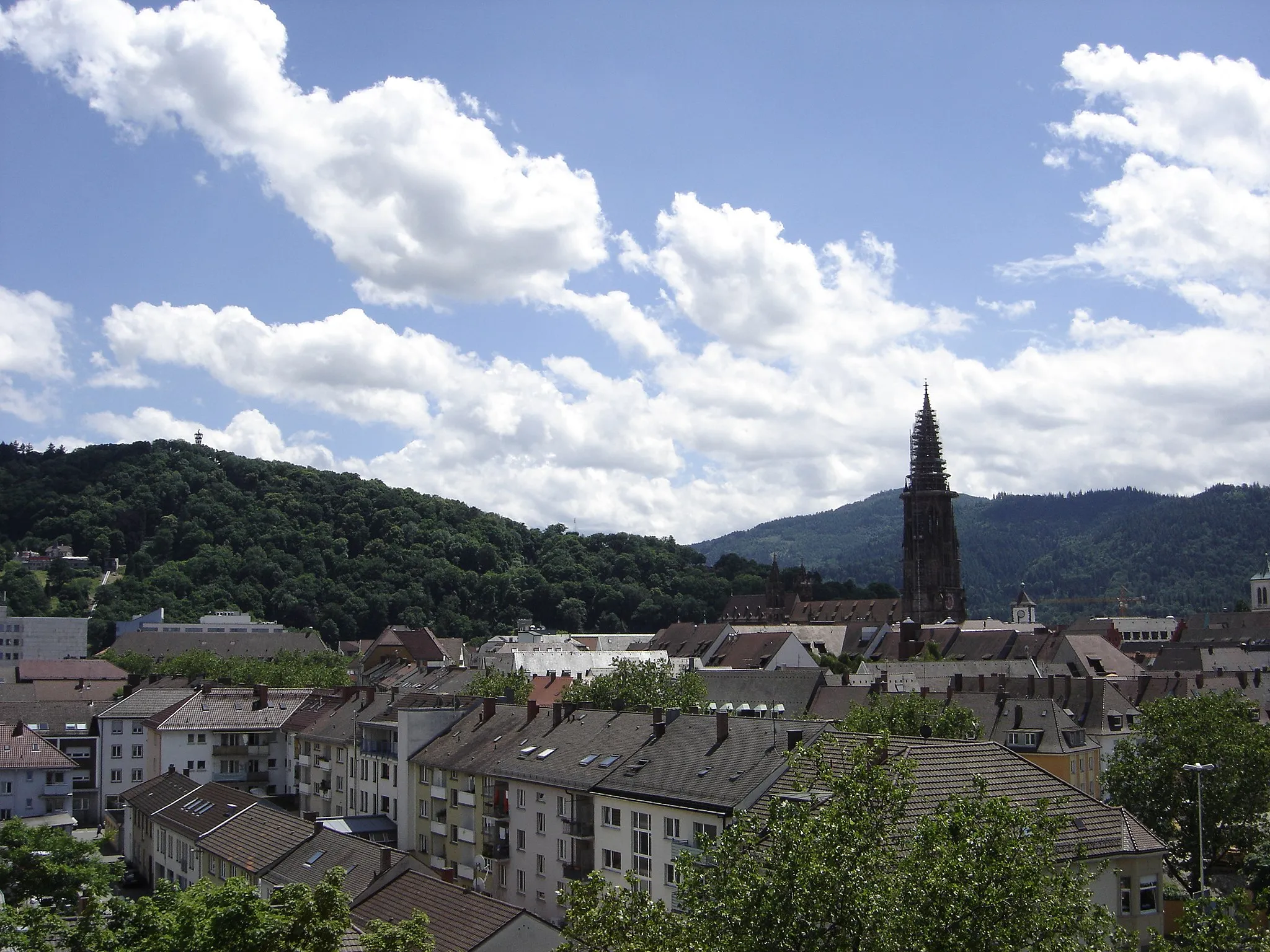 Photo showing: Blick von der Dachterrasse des Rektorats der Uni Freiburg am Fahnenbergplatz