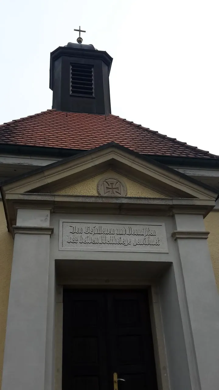Photo showing: Kapelle als Kriegerdenkmal auf dem Eigeltinger Friedhof