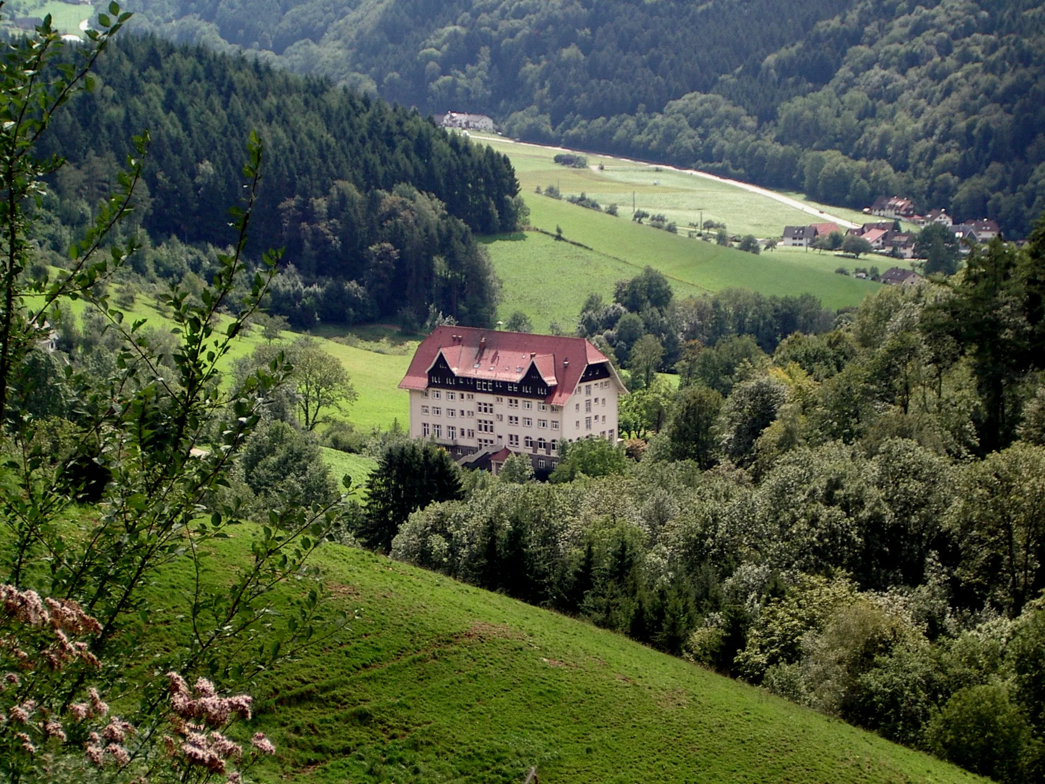 Photo showing: Der Carlsbau im Glottertal, bekannt geworden durch die Serie "Schwarzwaldklinik", zur Zeit der Dreharbeiten war es die Klinik Glotterbad der Landesversicherungsanstalt Württemberg.