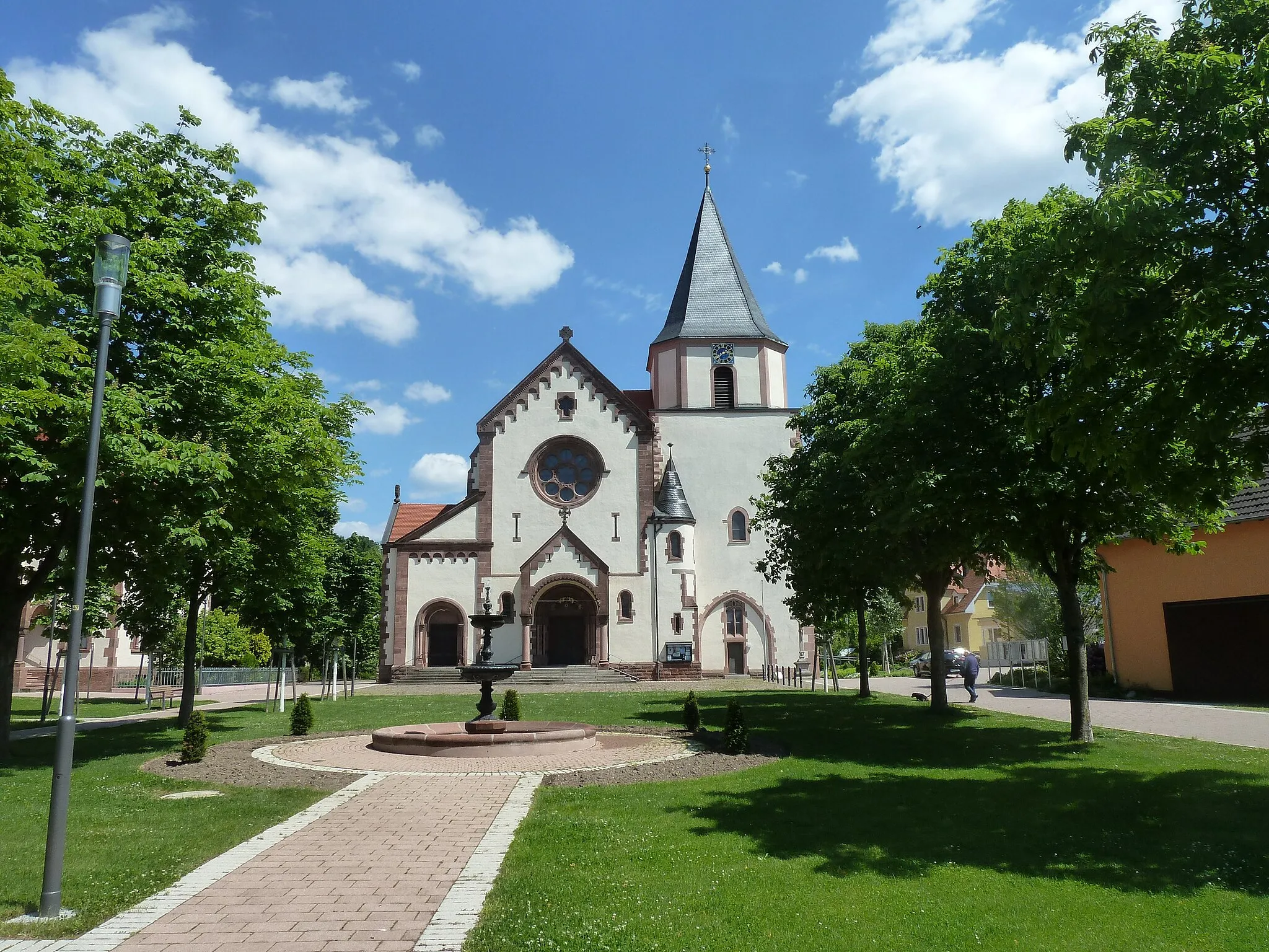 Photo showing: Pfarrkirche St. Stefan

Neuromanische Pfarrkirche "St. Stefan" in Oberachern, Stadt Achern, erbaut 1905. Der untere Teil des Kirchturms stammt aus dem Mittelalter, der Aufsatz aus dem 18. Jahrhundert.