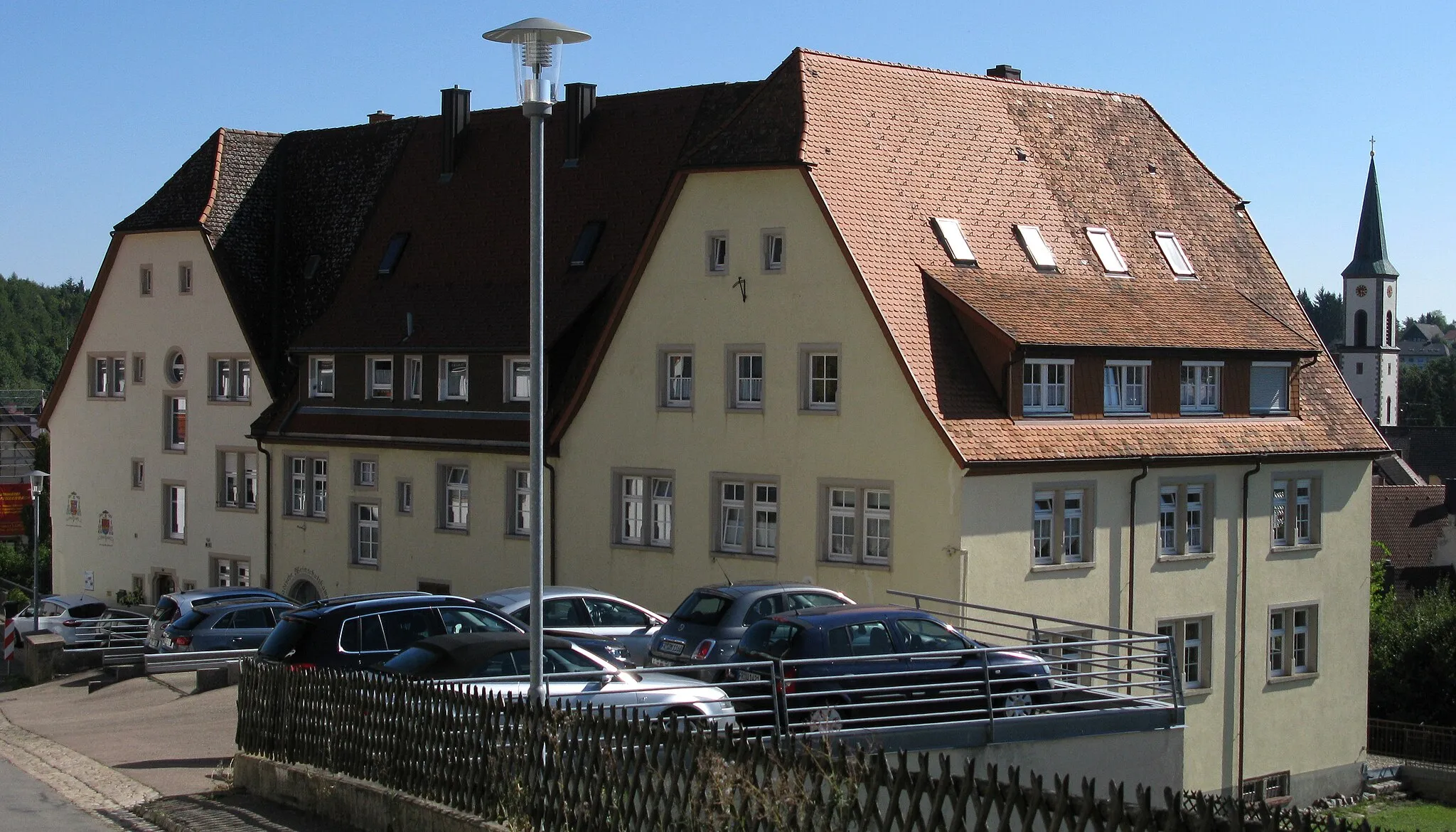 Photo showing: Hohes Haus in Löffingen mit Turm von St. Michael im Hintergrund