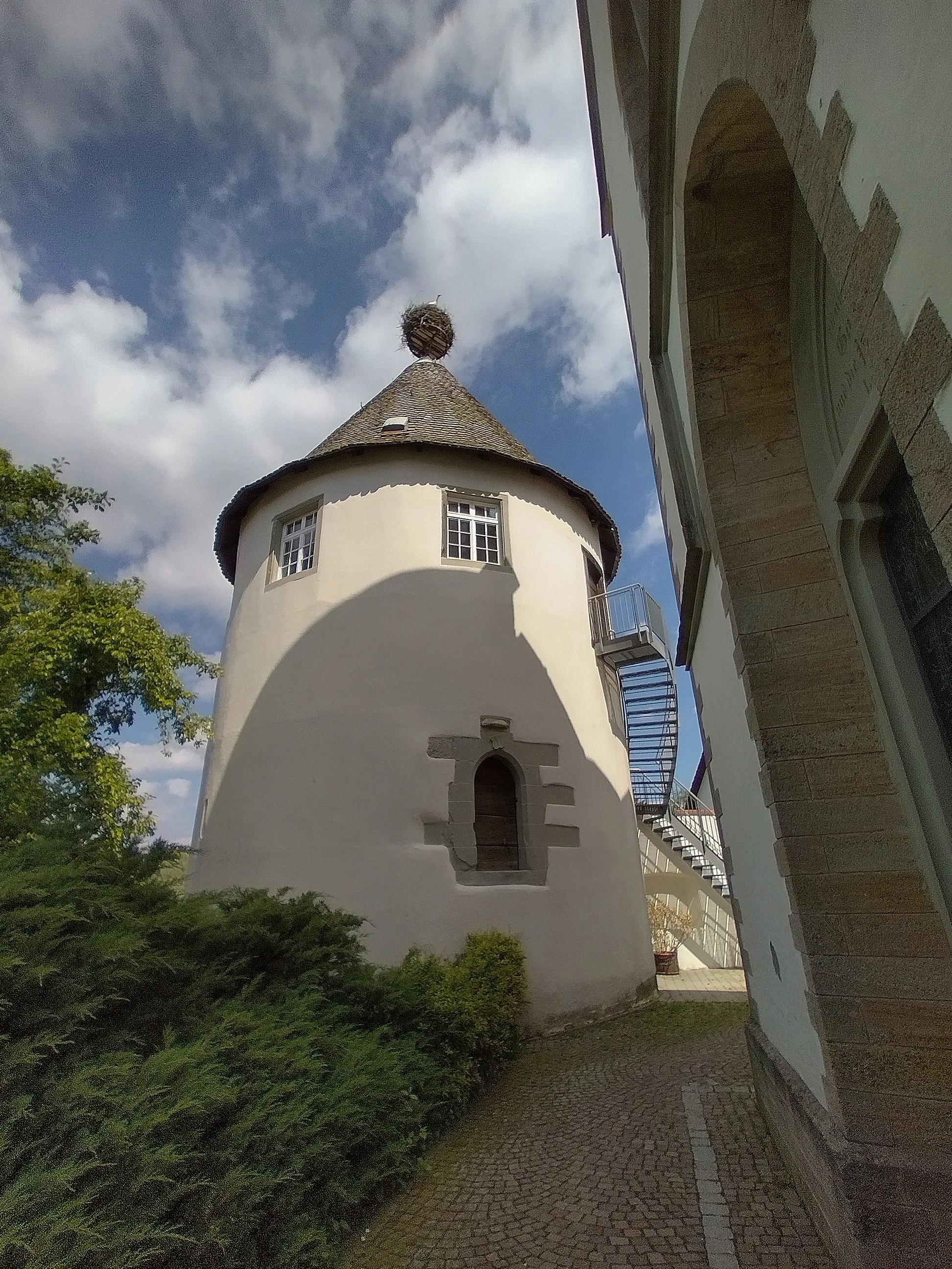 Photo showing: Turm der ehemaligen Burg Bohlingen neben der Pfarrkirche.