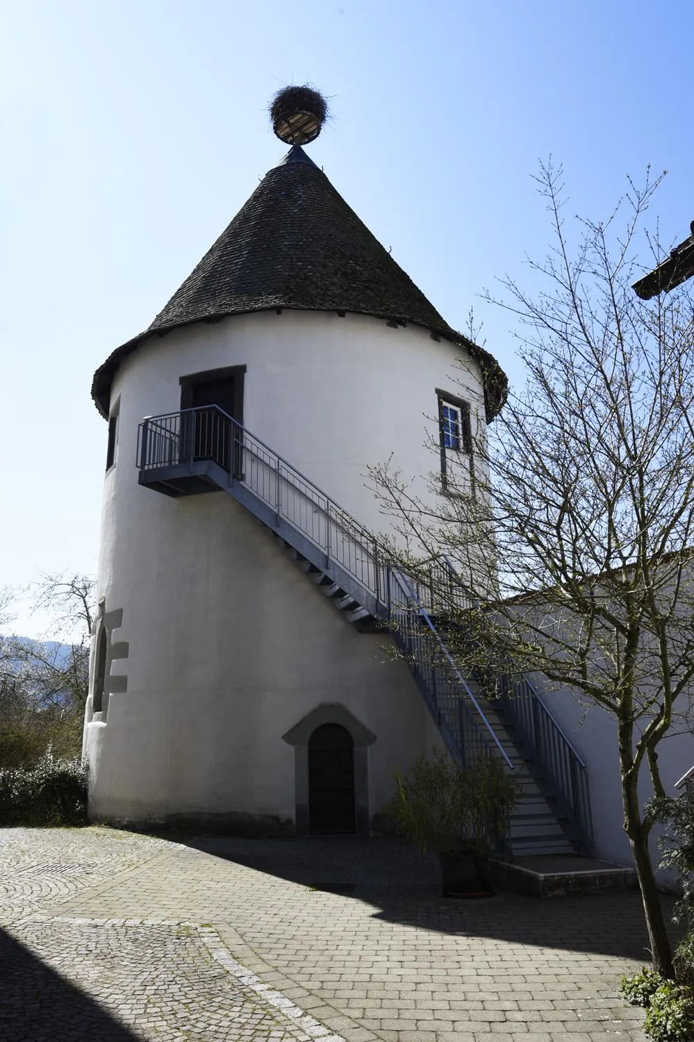 Photo showing: lt. Gemeinde Bohlingen entstand der Rundturm im 15 Jahrhundert als Teil einer Ringmauer. Über der Eingangstür befindet sich das Wappen des Grafen Alwig von Sulz.