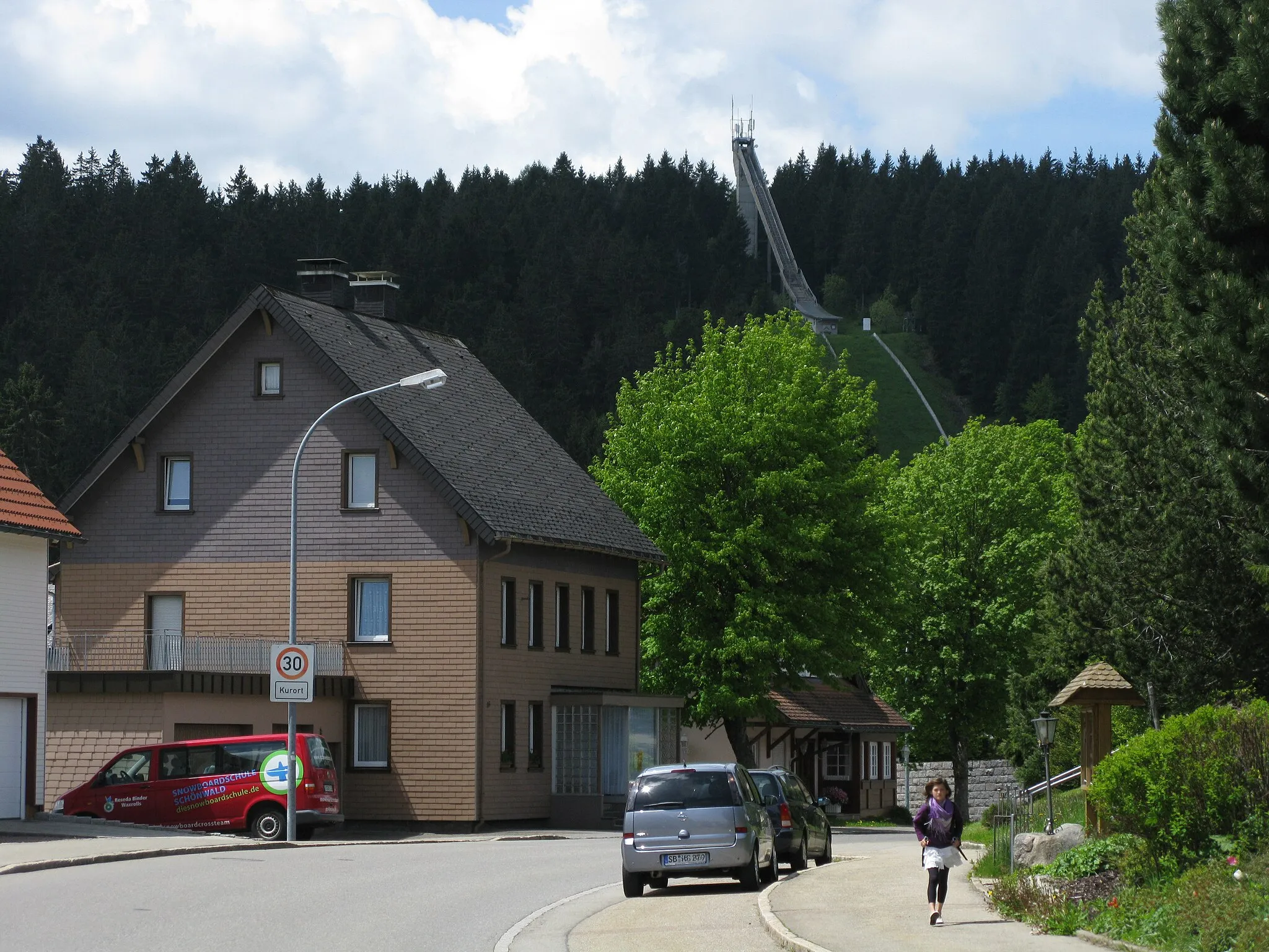Photo showing: Hauptstraße mit Adlerschanze in Schönwald im Schwarzwald