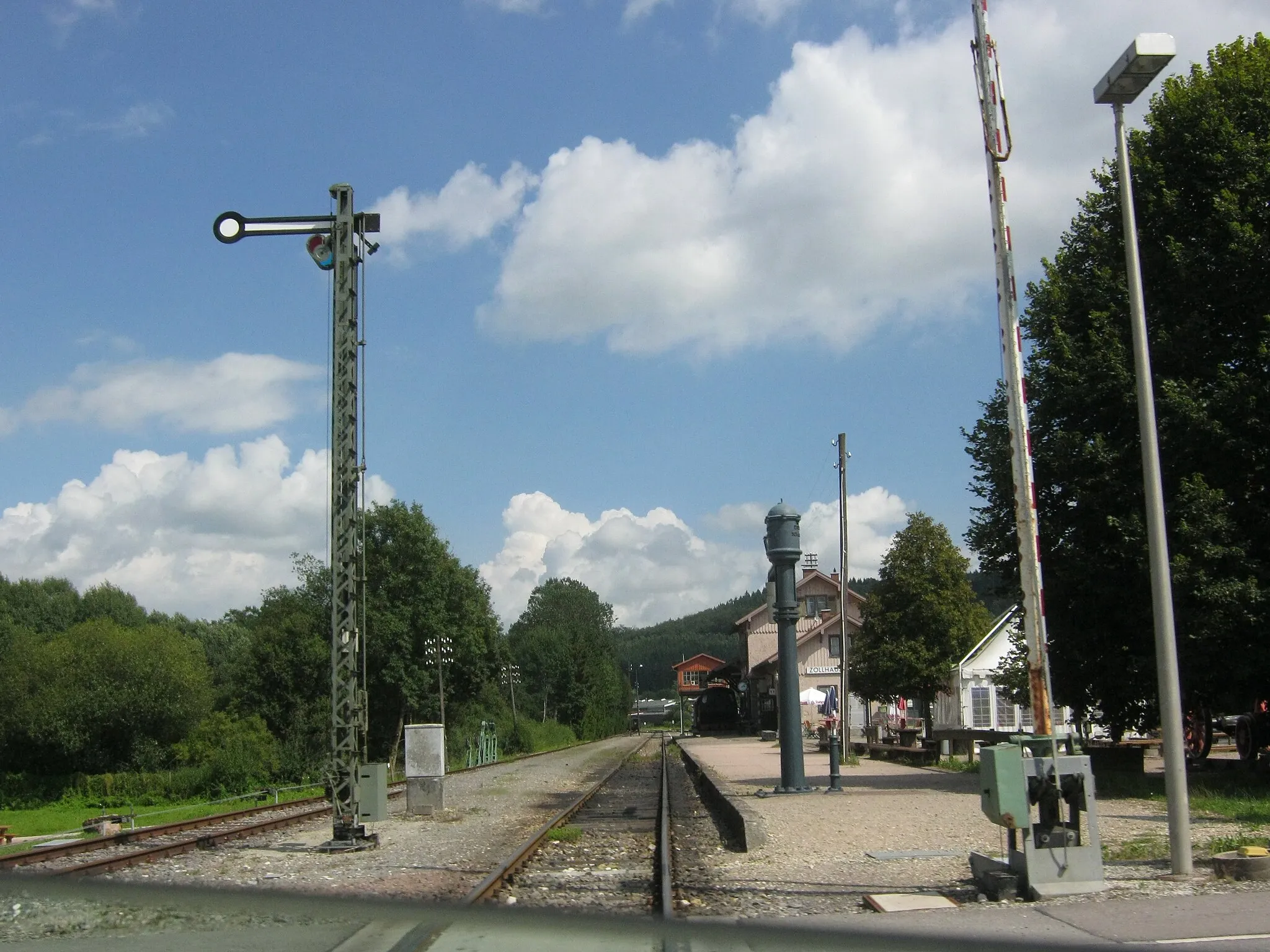 Photo showing: Bahnhof Blumberg
Camera location 47° 50′ 16.85″ N, 8° 33′ 18.05″ E View this and other nearby images on: OpenStreetMap 47.838014;    8.555013