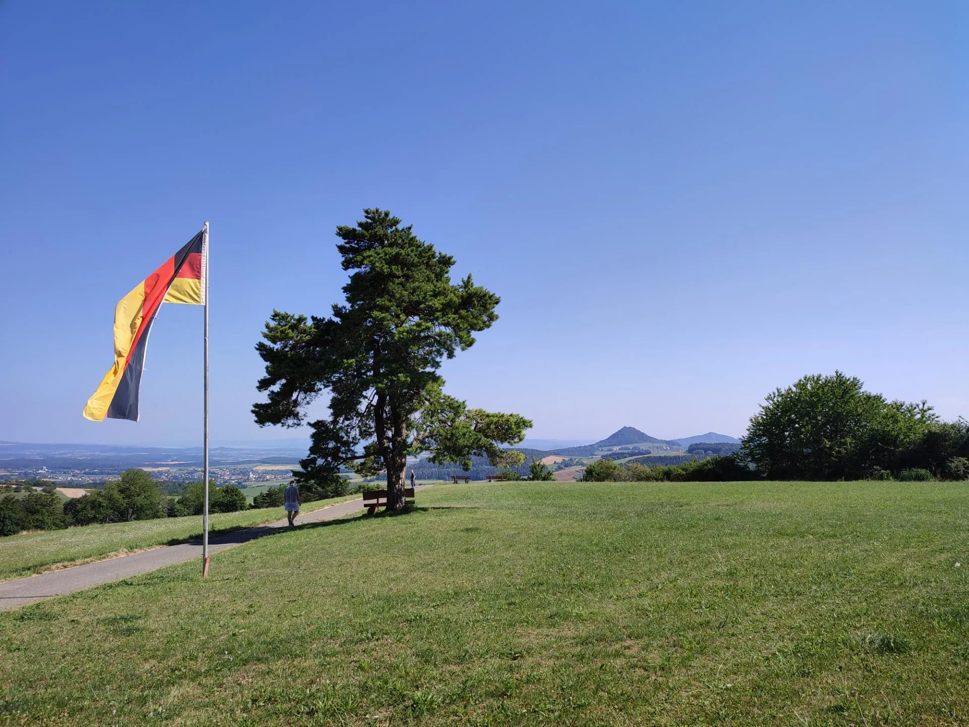 Photo showing: Blick vom Gasthof Hegaustern auf die Vulkanberge