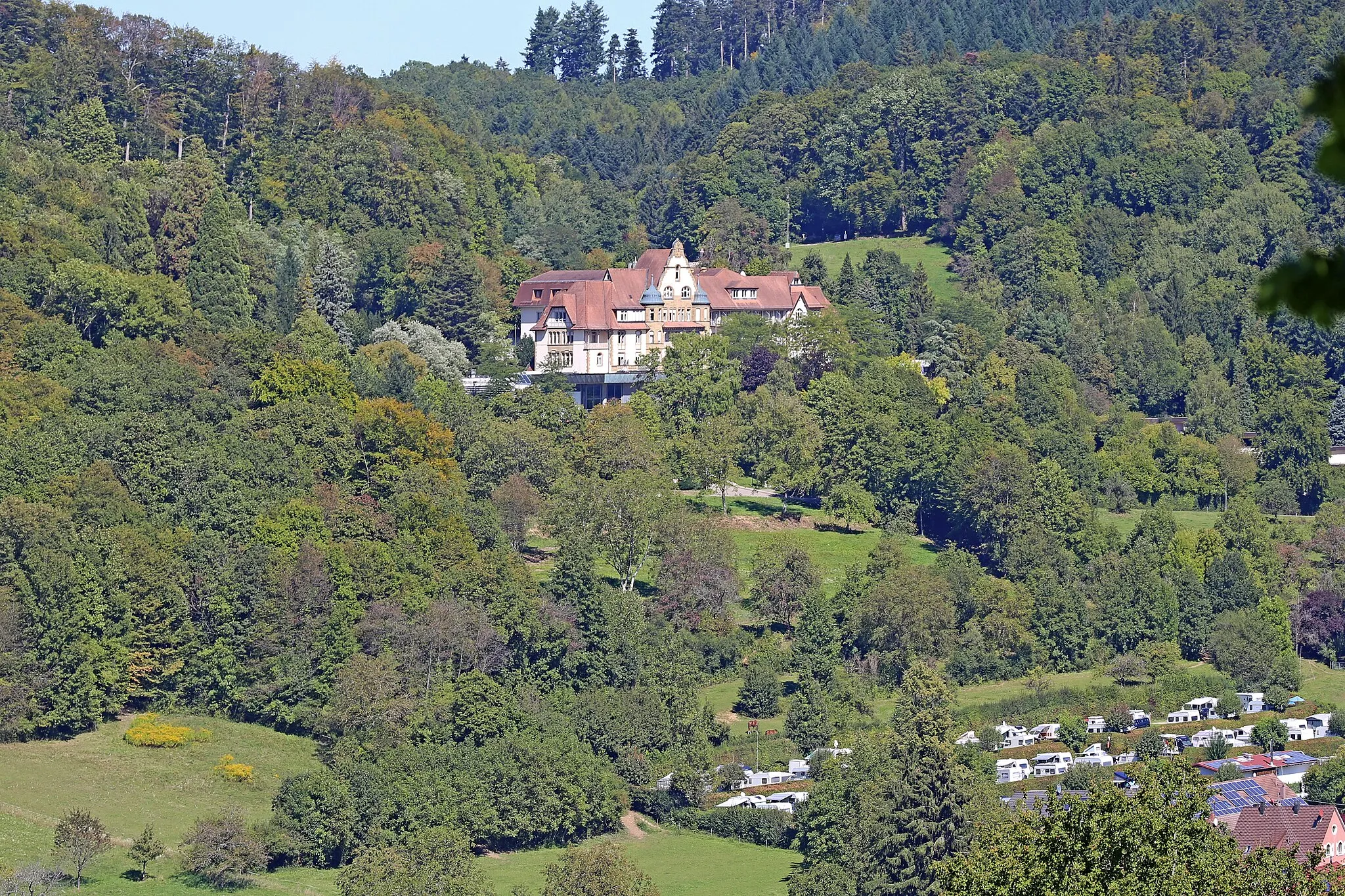 Photo showing: Blick vom Kurpark in Badenweiler auf den Ortsteil Oberweiler mit der Römerberg Klinik und auf den Kur-Campingplatz Badenweiler.